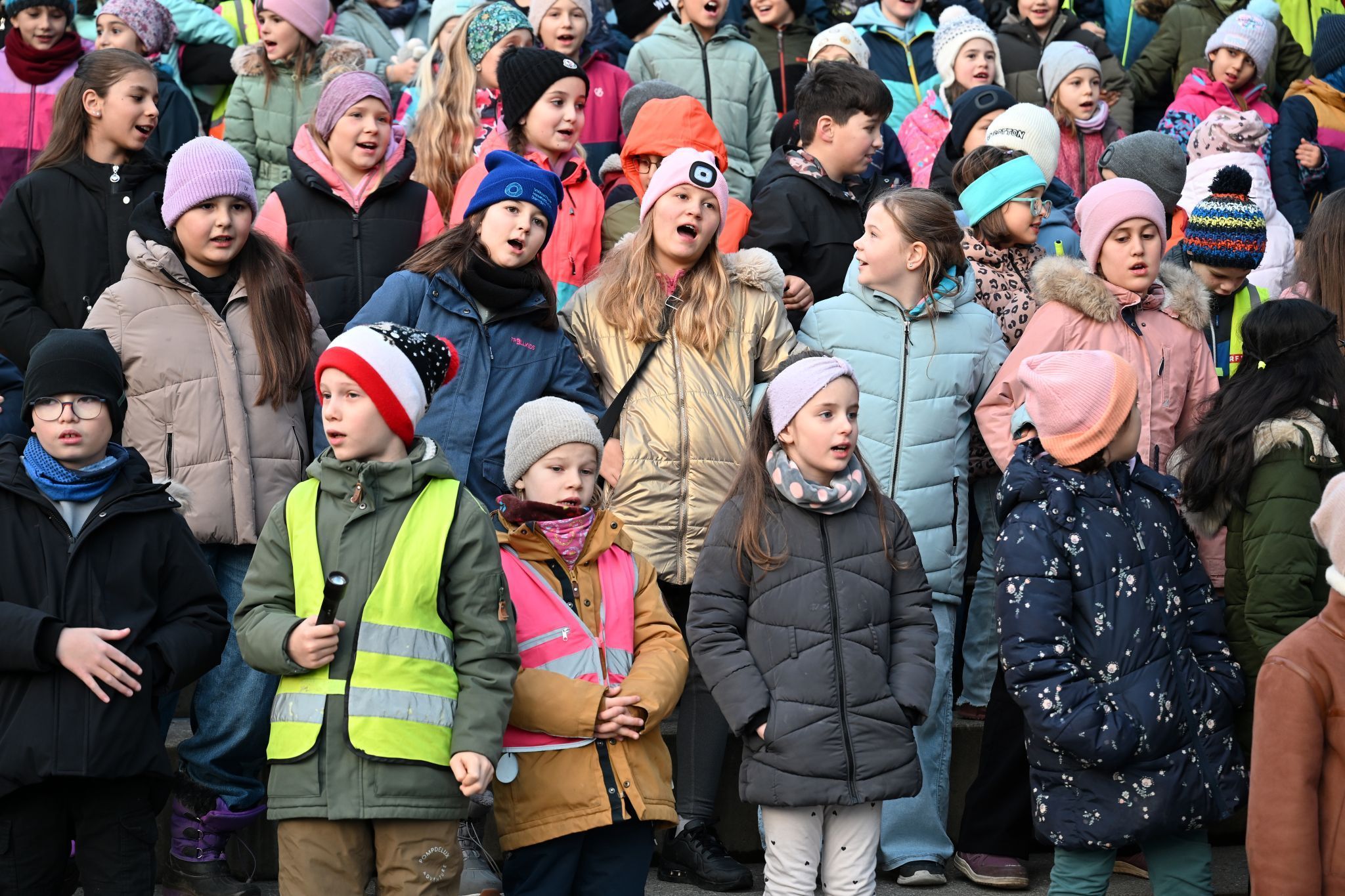 Zum Auftakt des Lichterfestes sangen erstmals alle Klassen gemeinsam im Schulhof.