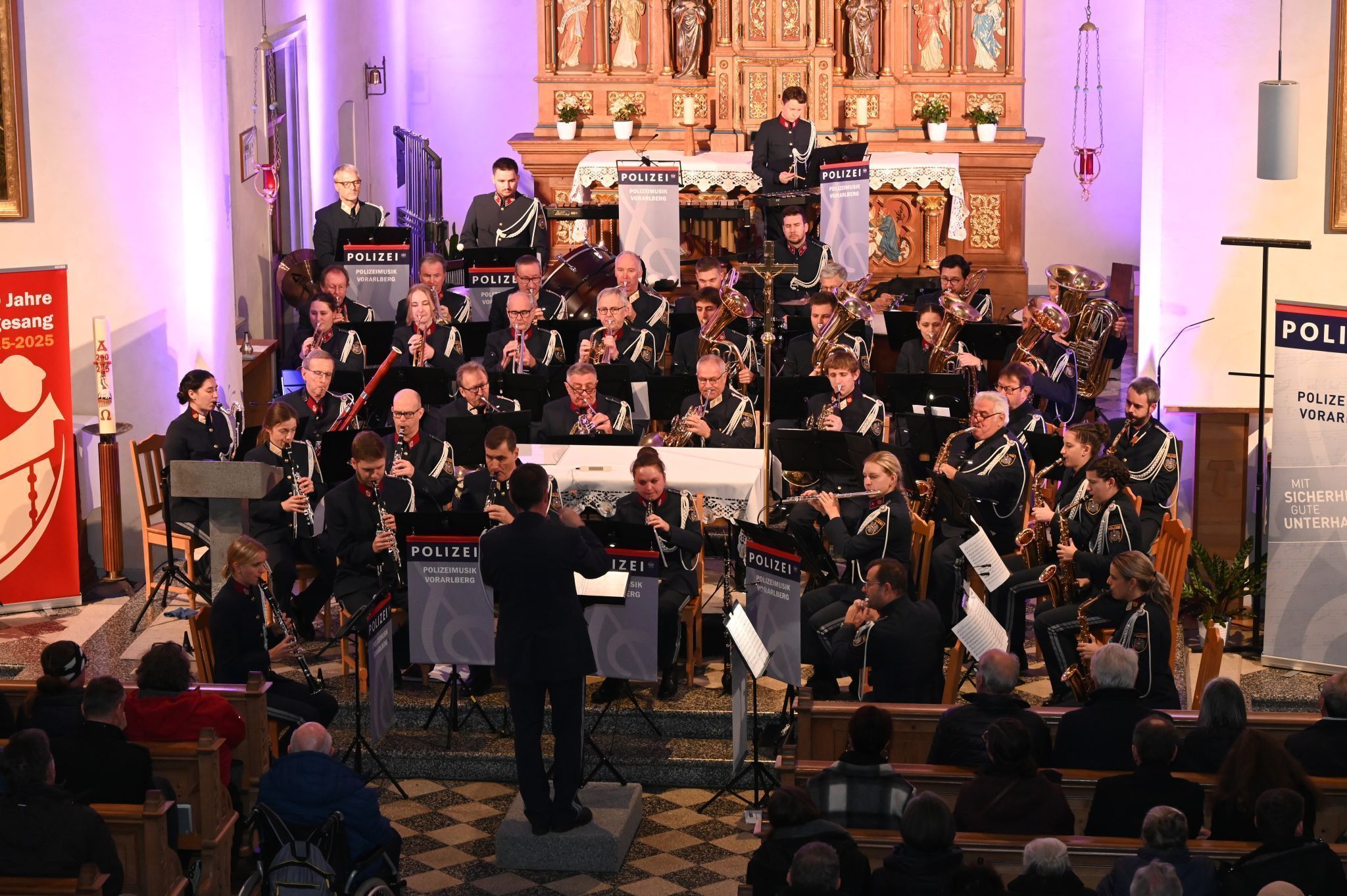 Die Polizeimusik Vorarlberg unter der Leitung von Kapellmeister Christian Tschütscher begeisterte mit einem stimmungsvollen Adventkonzert. (Foto: Robert Novak).