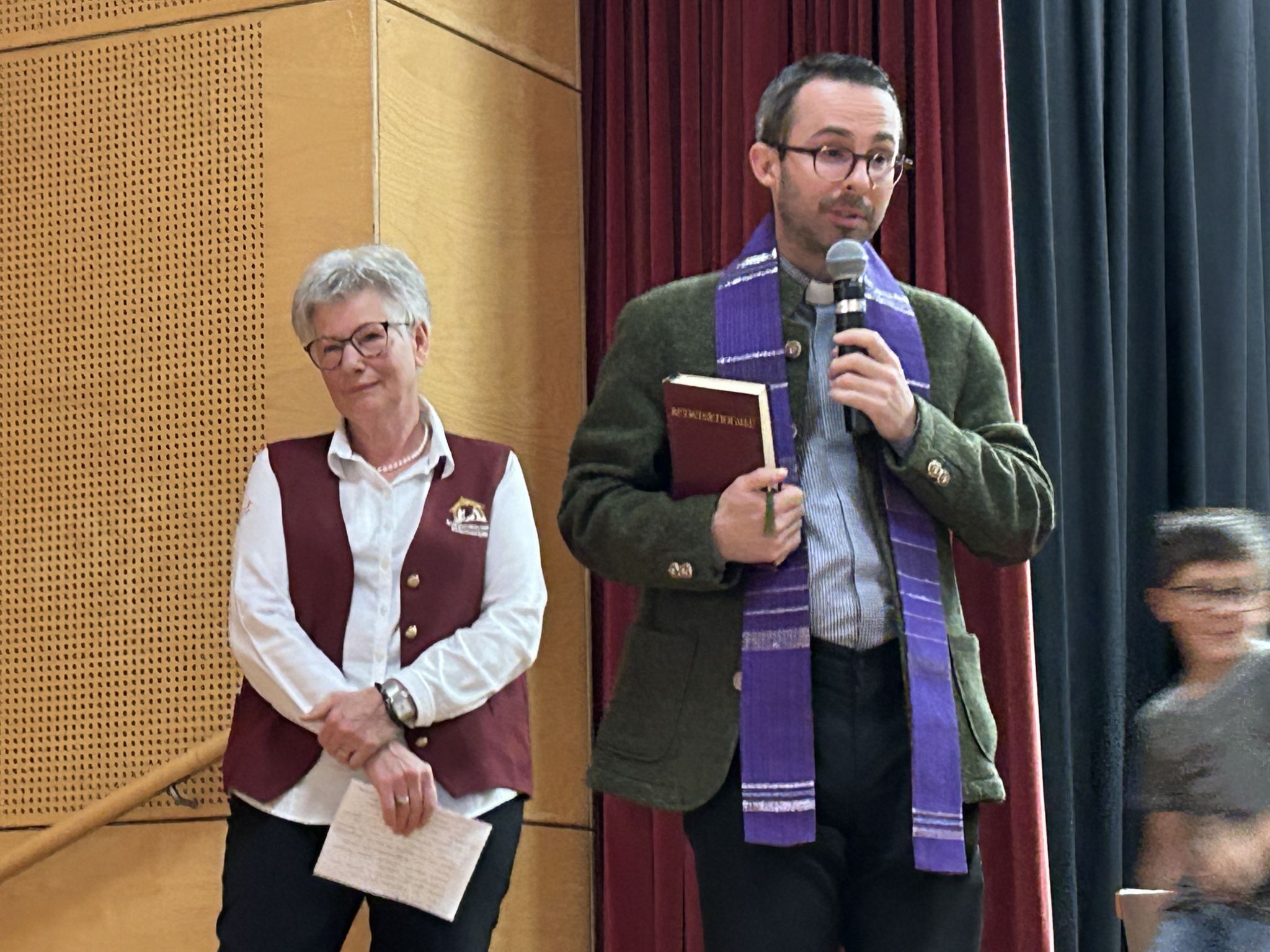 Pfarrer Lukas Bonner segnete alle Krippen