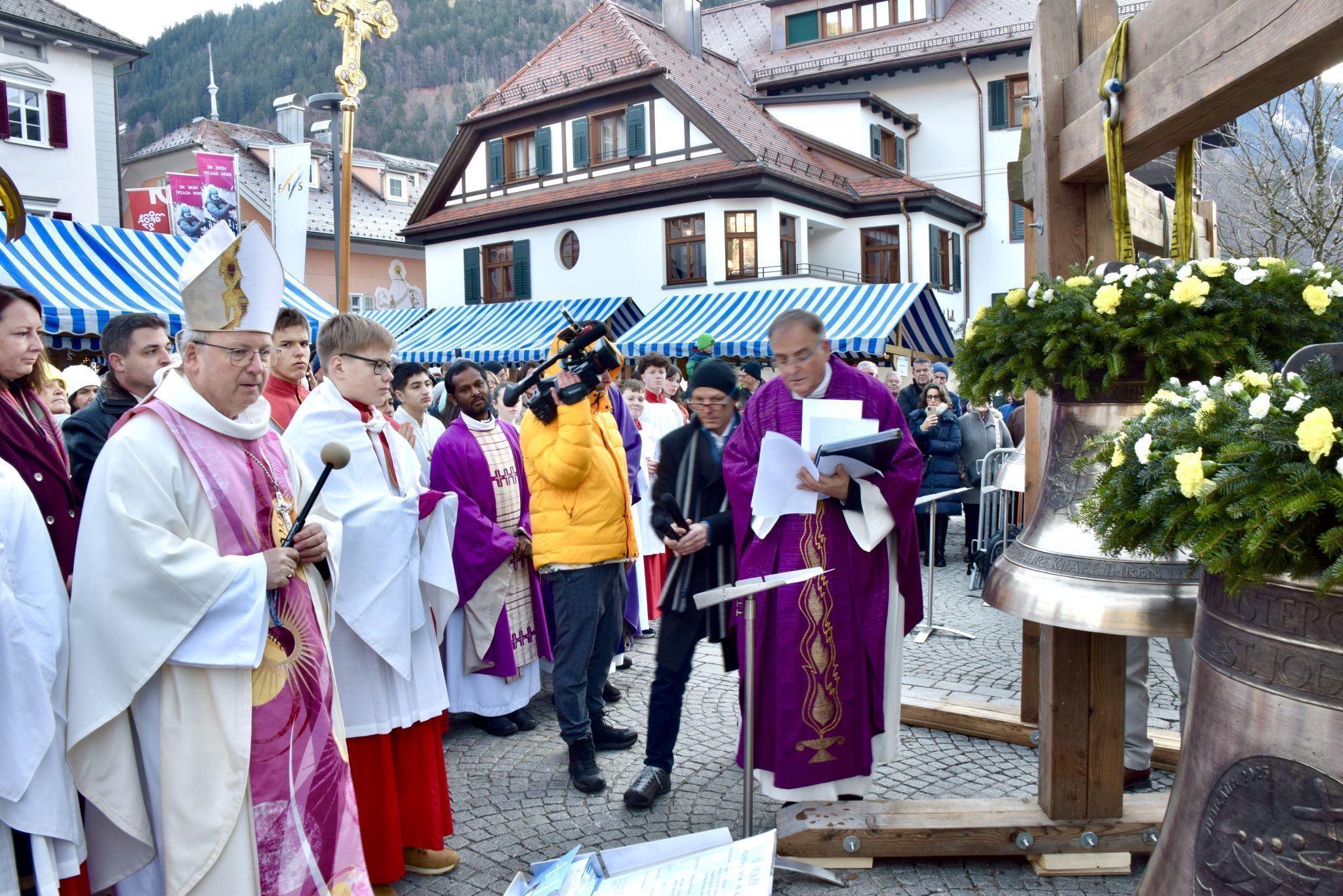 Zum festlichen Anlass mit Bischof Benno Elbs wurden die sechs neuen Glocken für das Schrunser Gotteshaus mit einem Blumenkranz geschmückt.