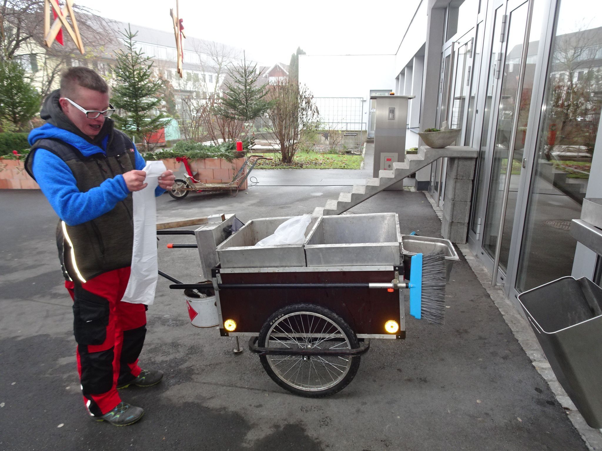 Auch die täglich Müllrunde ums Schulhaus gehören zu Thomas´ Arbeitsalltag. 