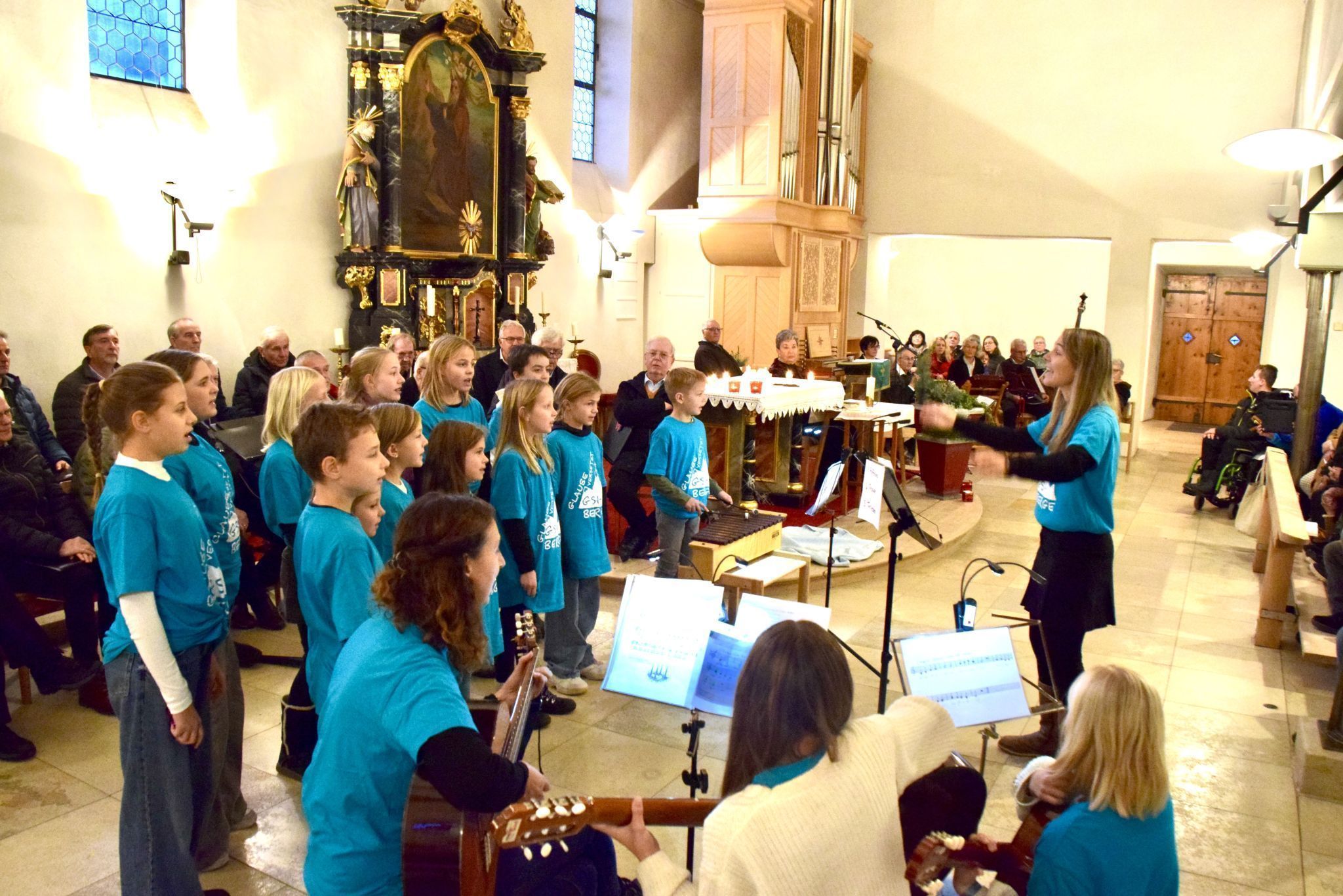 Der Kinderchor St. Anton unter der Leitung von Fabienne Netzer und Michaela Ganahl gestaltete die besinnliche Adventstunde mit.