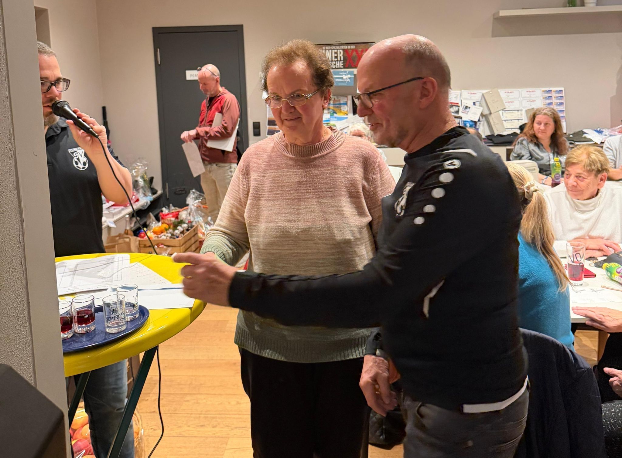 DSV-Obmann Herbert Lenz nahm auch die Siegerehrung vor.