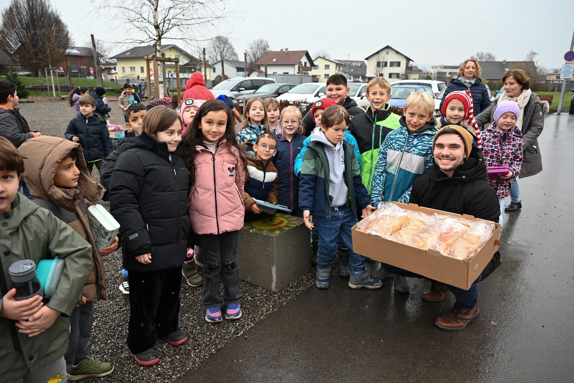 Jede Klasse erhielt die leckeren Hofenikolause, die sie sich im Anschluss schmecken ließen.