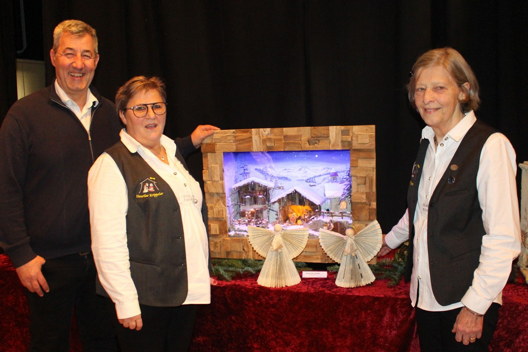 Landesobmann Dietmar Schneider mit Marion Bigotina (r.) und Gerda Fink.