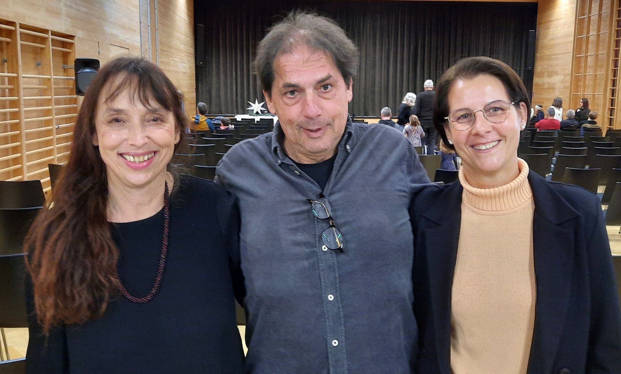 Ingrid Hansmann und Andreas Neusser (beide Regie) mit der Bucher VS-Direktorin Sandra Kassar.