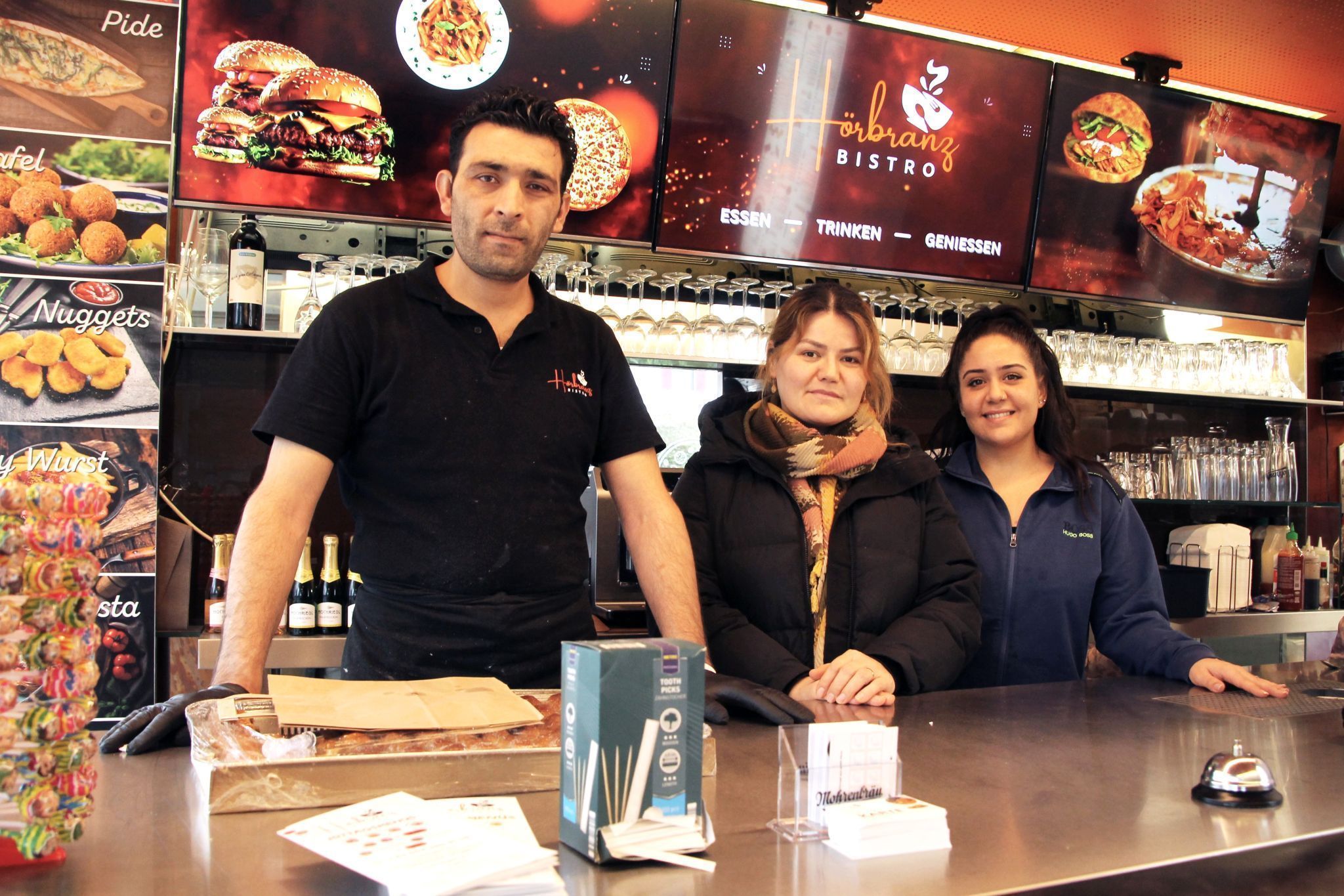 Neo-Pächter Nawab Osmani mit Gattin Jalleh und Servicemitarbeiterin Kübra