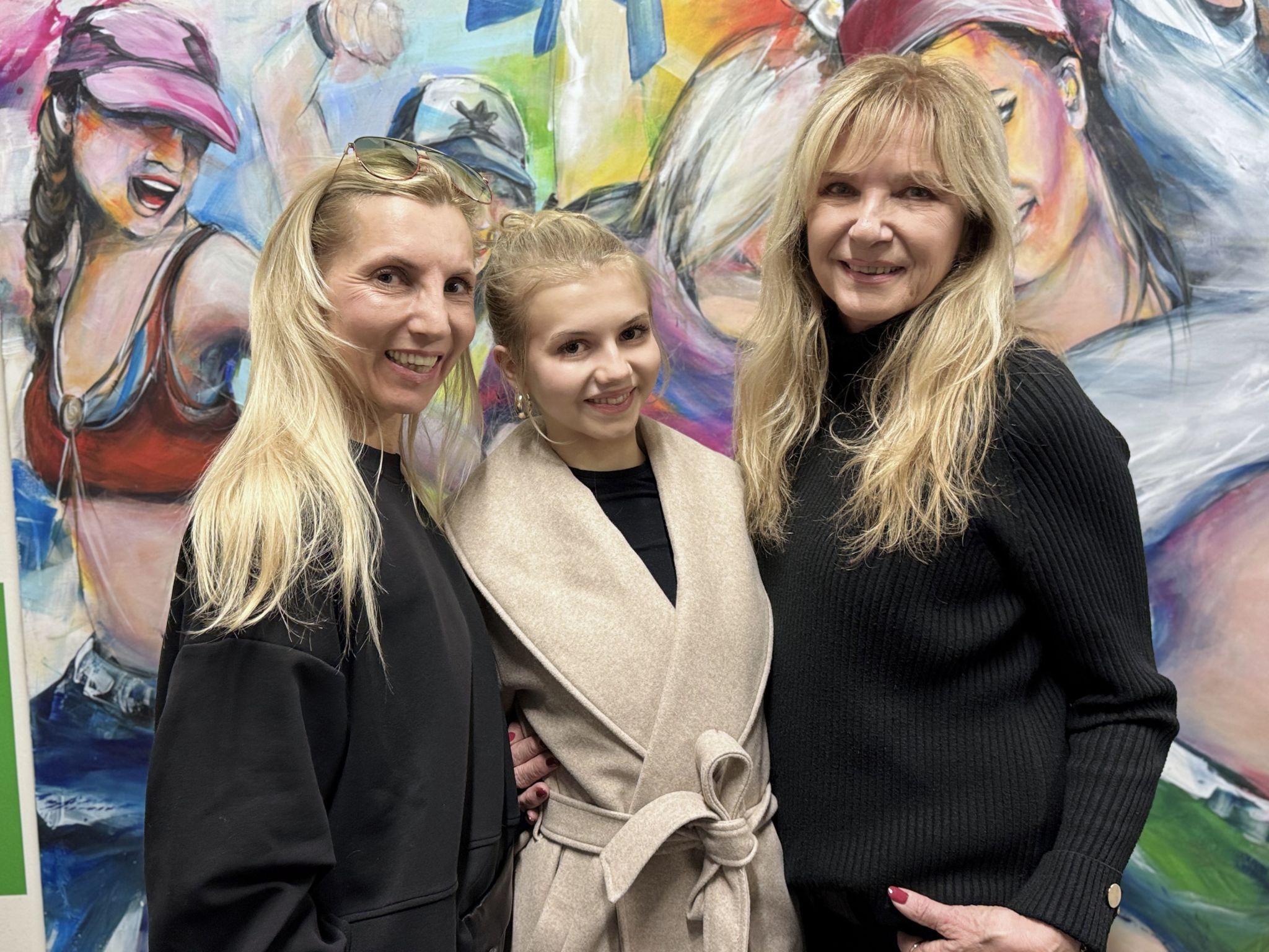 Medizinerin Barbara Niederer mit Filippa und Karolina Bilgeri.