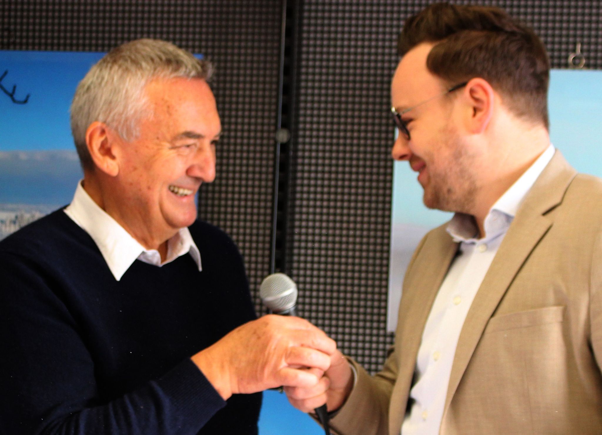 Bürgermeister Johannes Feurle gratulierte der Arge zu ihrer Ausstellung und versprach, dass die Gemeinde deren Aktivitäten auch weiterhin unterstützen werde.