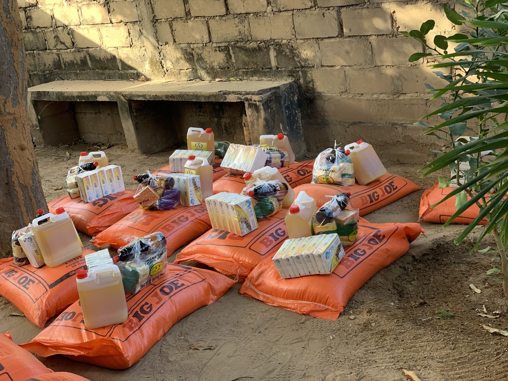 Stapelweise Öl, Zucker und Couscous standen für die rund 285 Familien bereit.