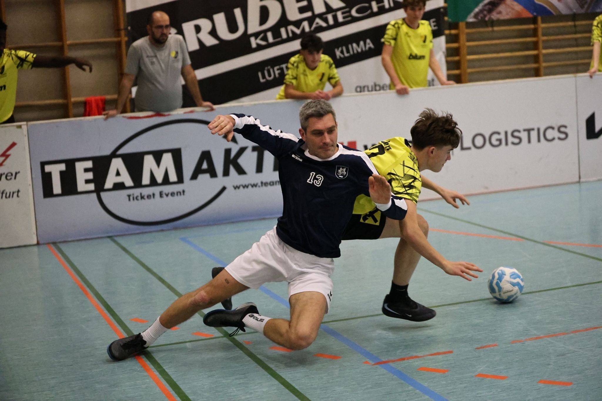 Mühlebach Spieler Christian Amann im Zweikampf mit Höchst Spieler Gabriel Gilly.