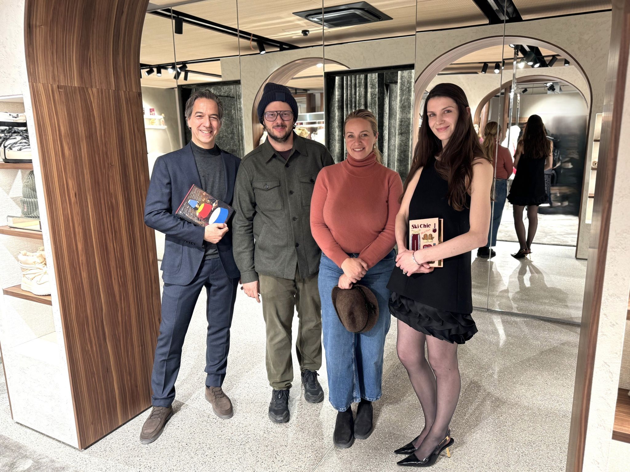 Axel Pfefferkorn, Maximilian und Lauren Brooke Lucian, sowie Victoria Sagmeister bei der feierlichen Eröffnung in der Lechwelten.