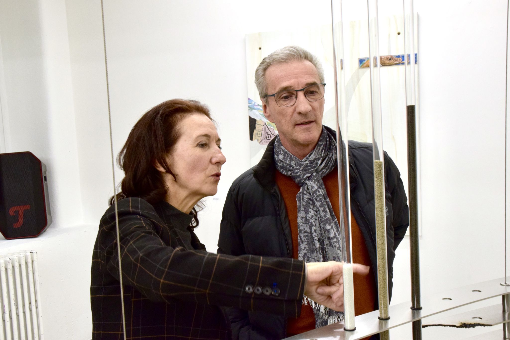 Dagmar Lang und Edgar Winkler befassen sich mit der großen Kunstinstallation von Bianca Phos im Kunstforum Montafon.