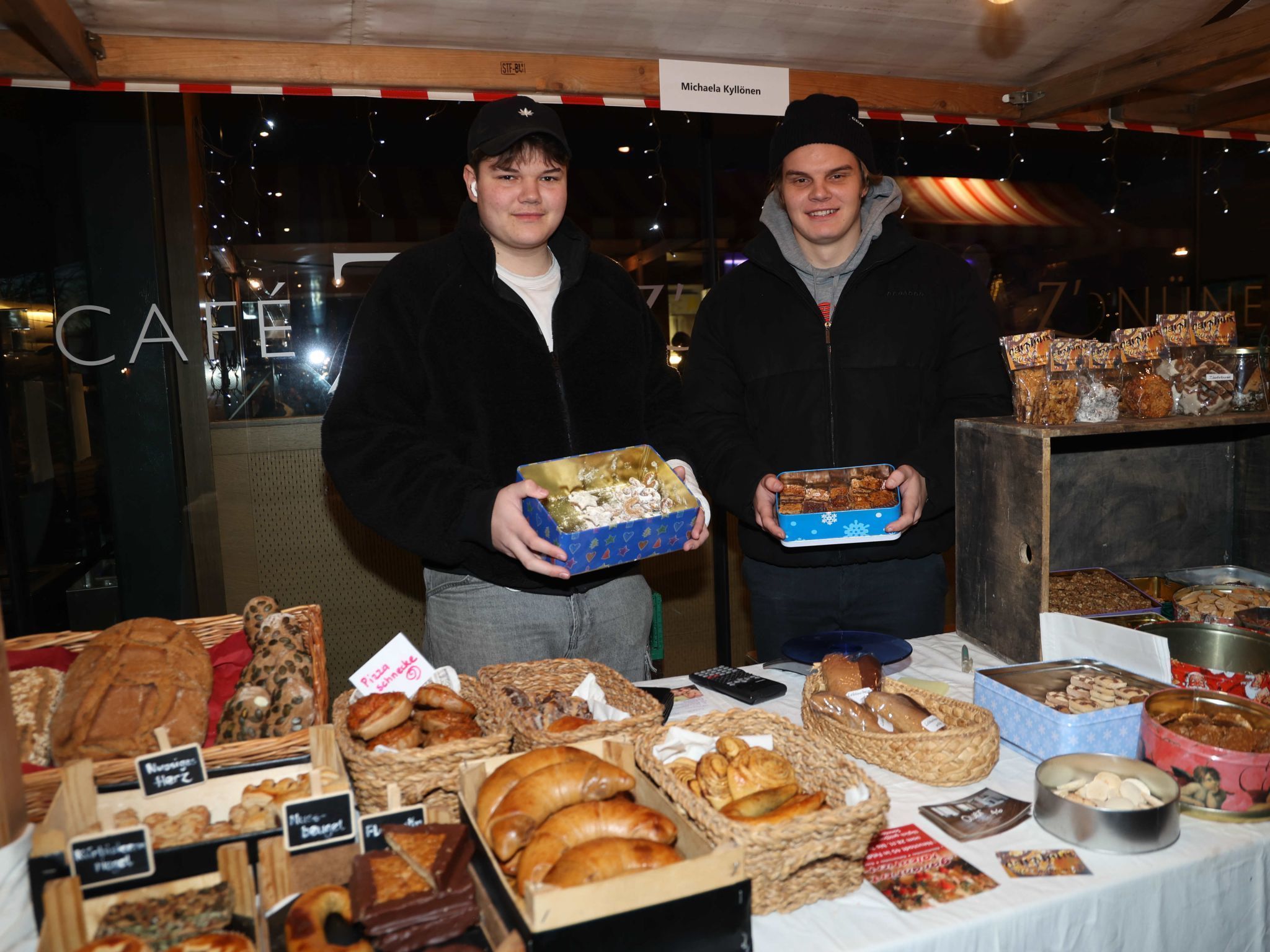 Levi und Joonatan Kyllonen am Stand ihrer Mutter Michaela.