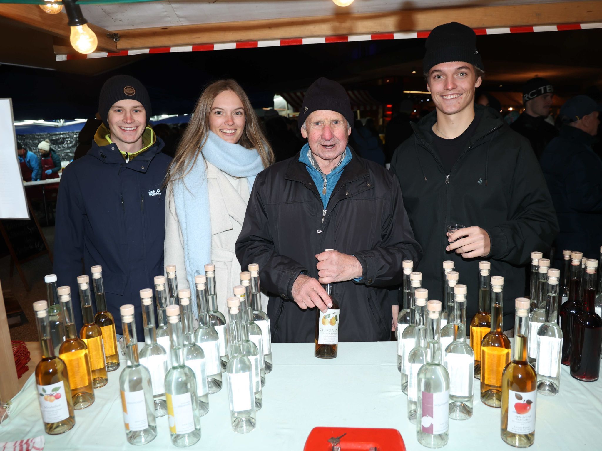 Schnapsbrenner Rubert Geiger (88) mit Vinzent (l) sowie Johanna und Geburtstagskind Fabian Lercher.
