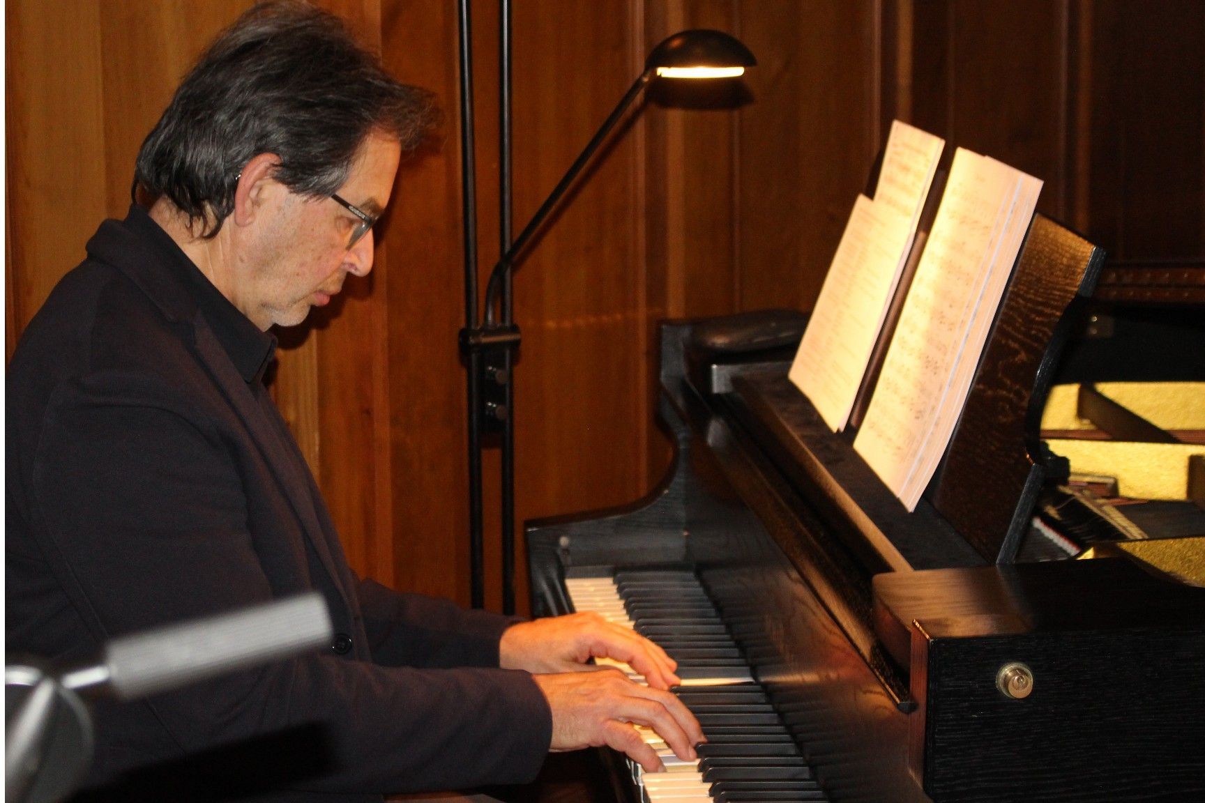 Michael Neunteufel ergänzte den amüsanten Abend am Klavier.