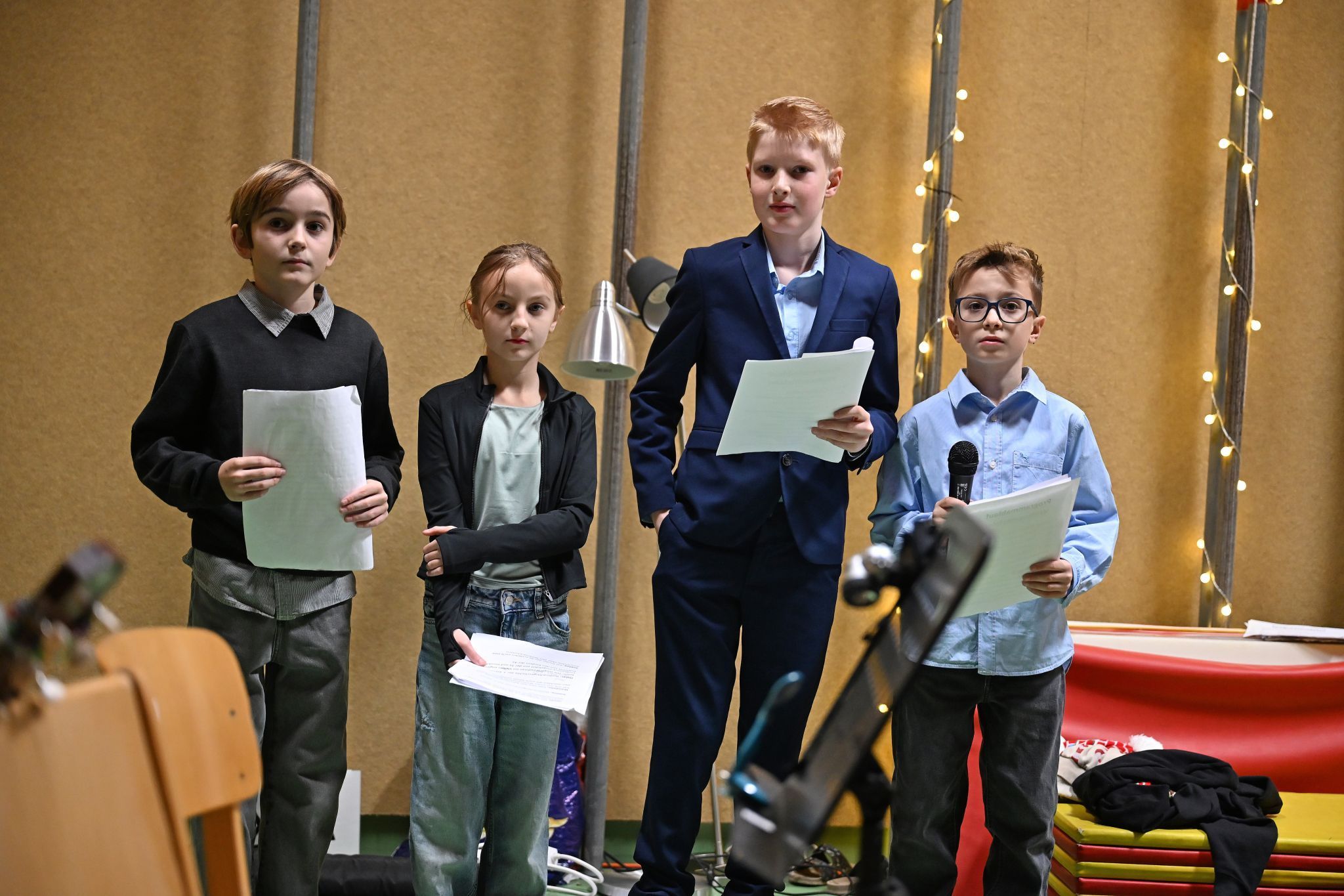 Diese vier Schüler führten als Moderatoren durch die Weihnachtsfeier.