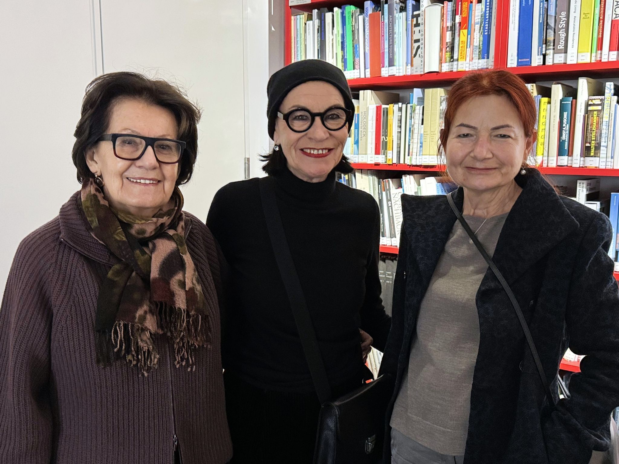 Designerin Ella Rose (Mitte) mit Rosmarie Kathan und Marlen Gach.