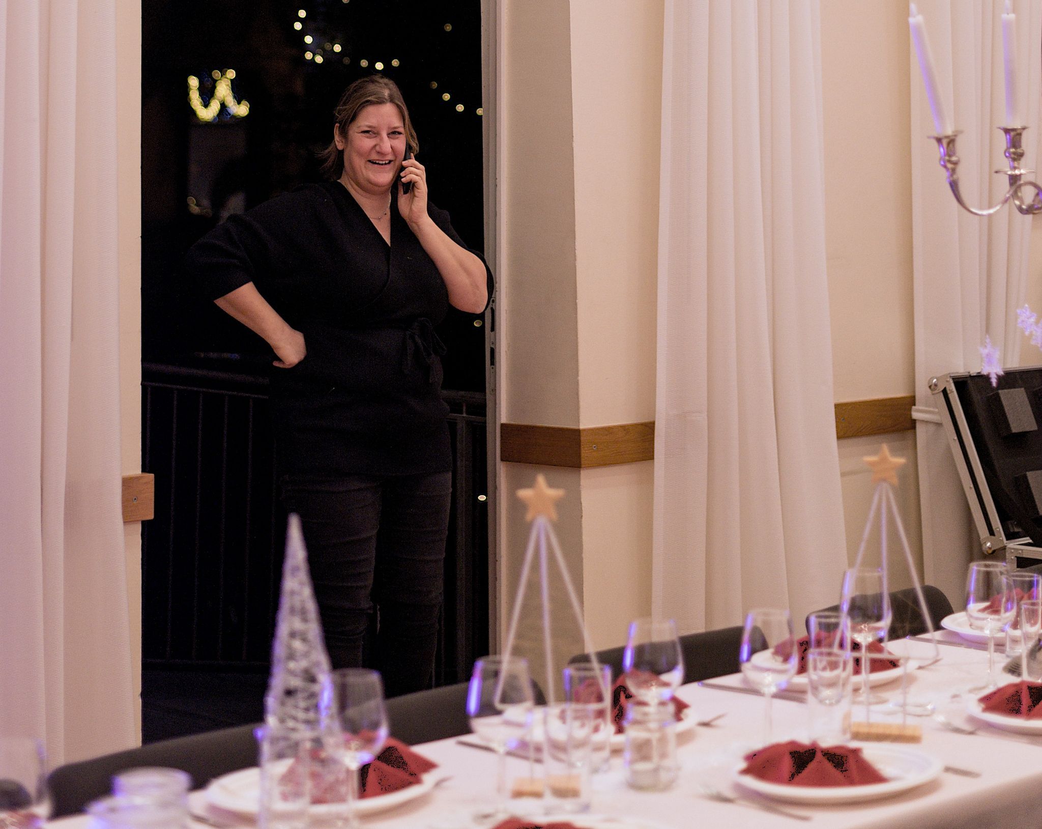 Weihnachtsfeier 2024 Kurz vor dem Eintreffen der Gäste werden die letzten Vorbereitungen getroffen. KEPP