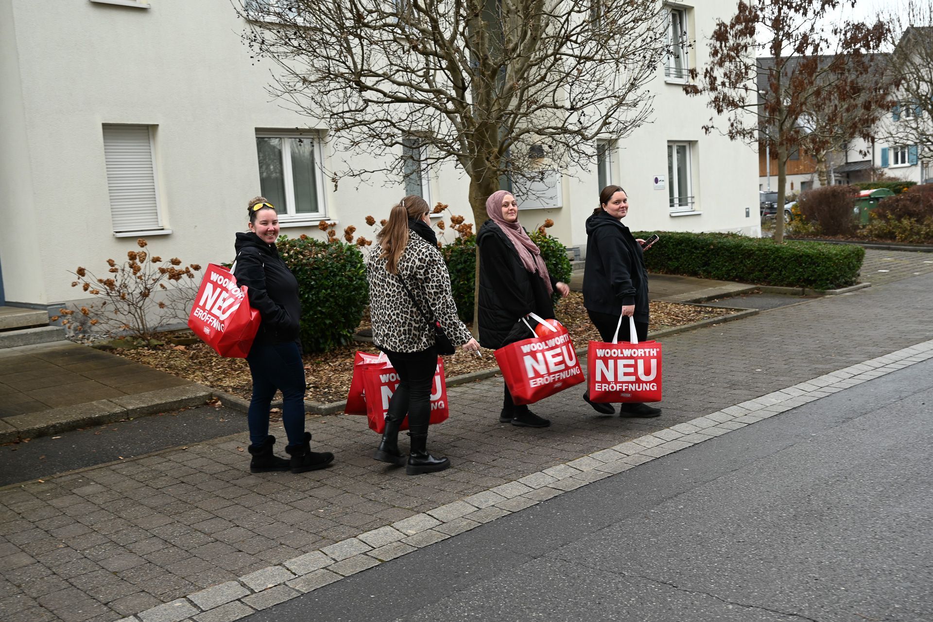 Voll gepackt und glücklich verließen diese Frauen das Geschäft.
