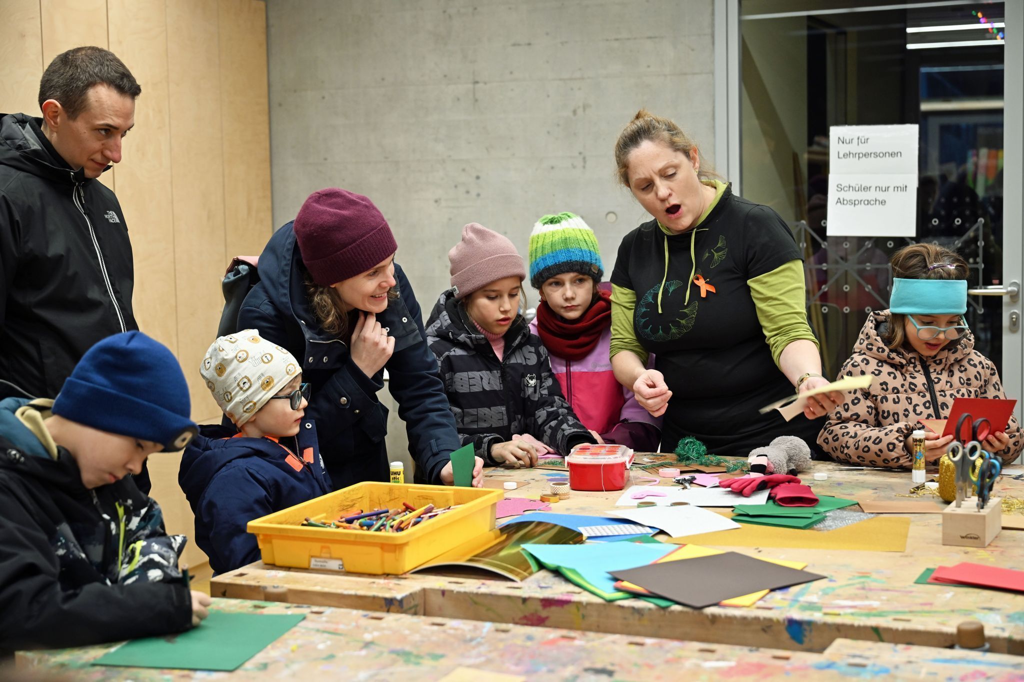 Mit Schere, Papier und viel Fantasie entstanden weihnachtliche Karten.