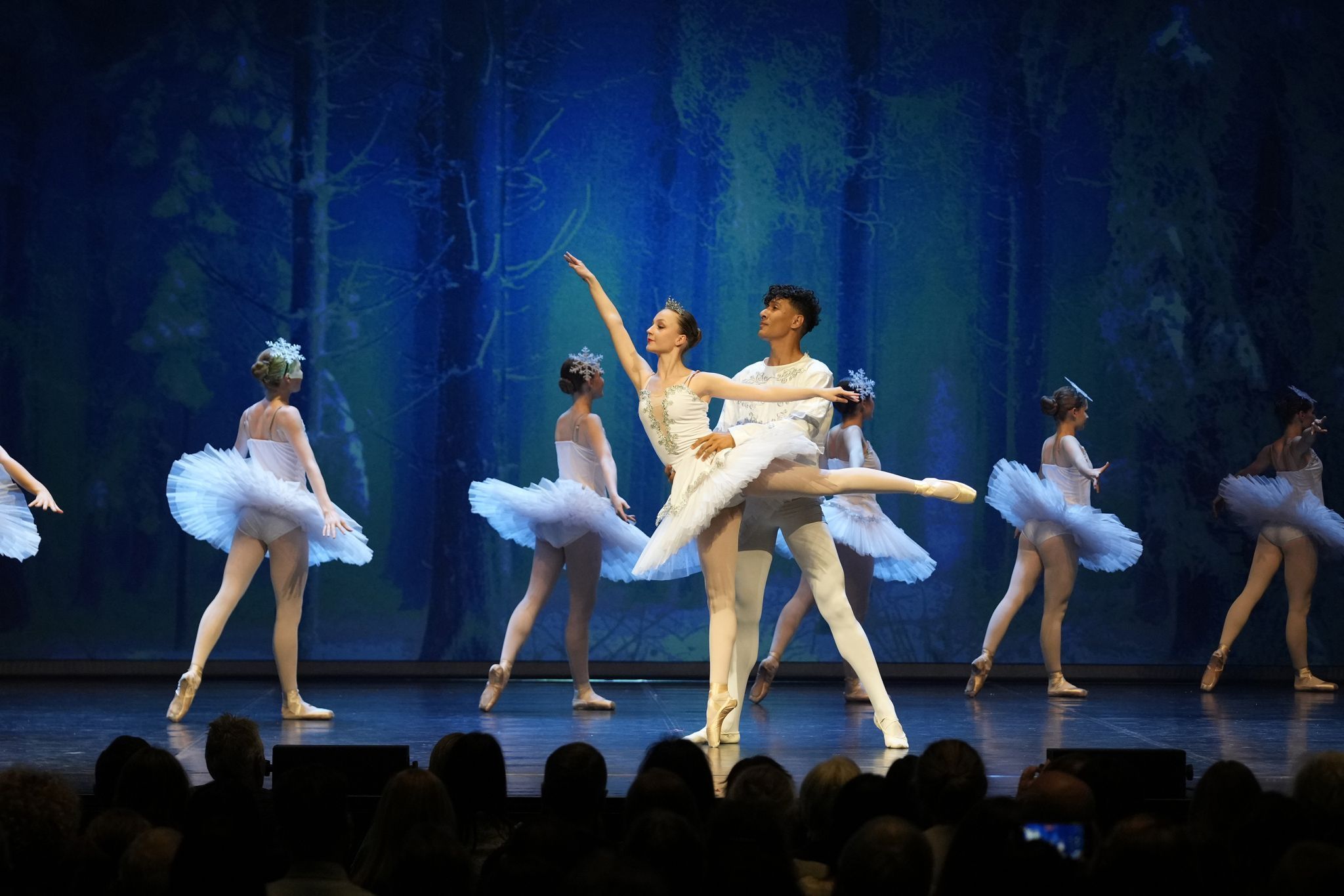 Eine eindrucksvolle Choreografie füllte die Bühne des TIK Dornbirn mit weihnachtlicher Atmosphäre.