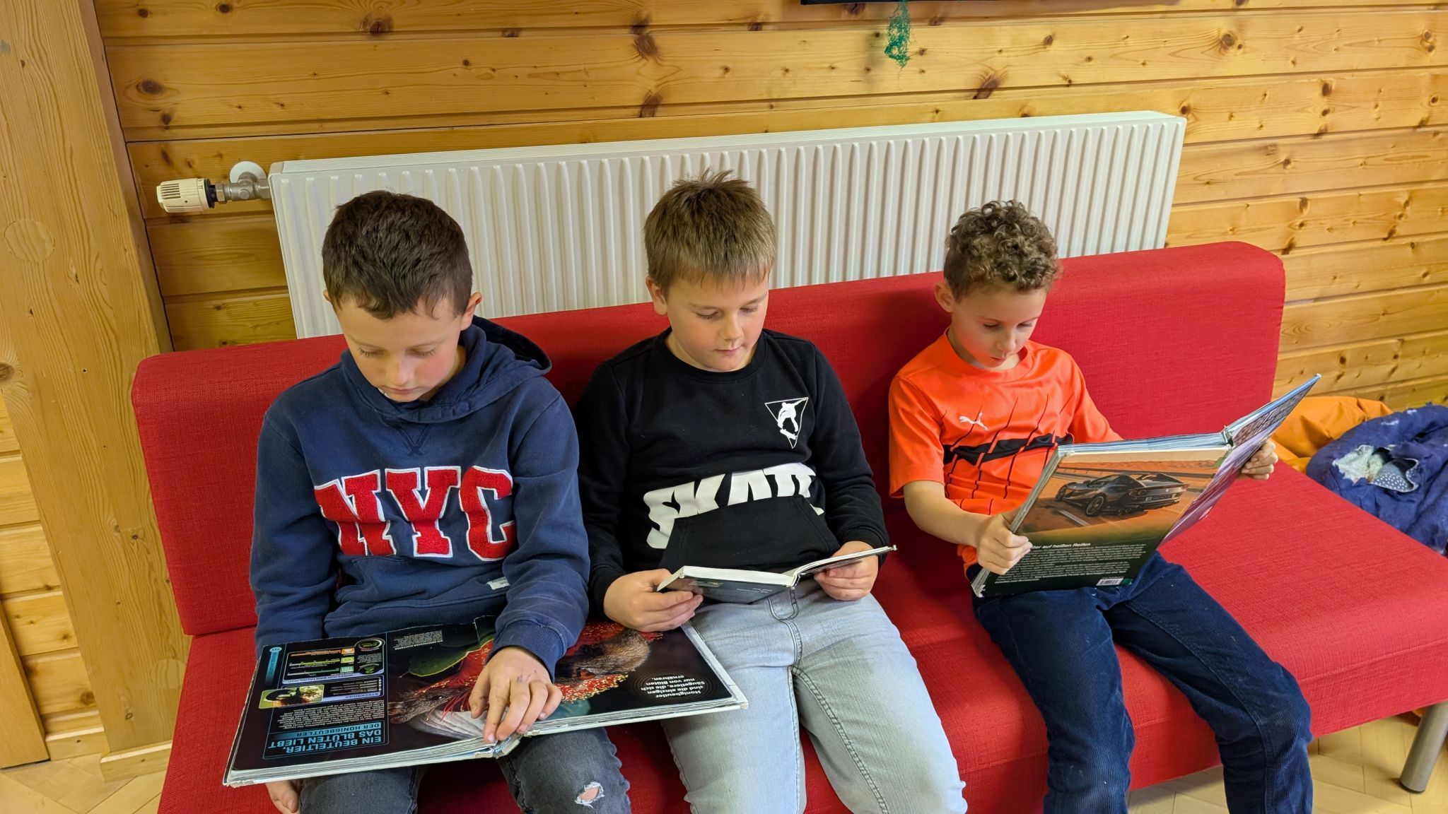 Die Kinder lesen in der Schule, zu Hause oder mit Unterstützung der Eltern.