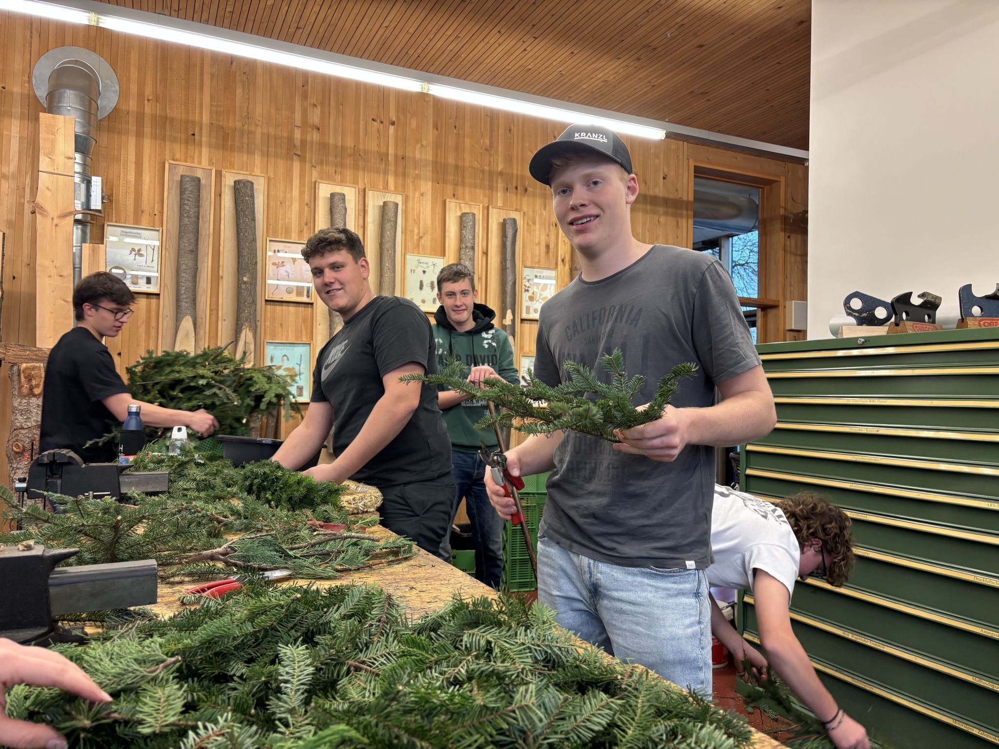 Alle helfen tatkräftig mit.