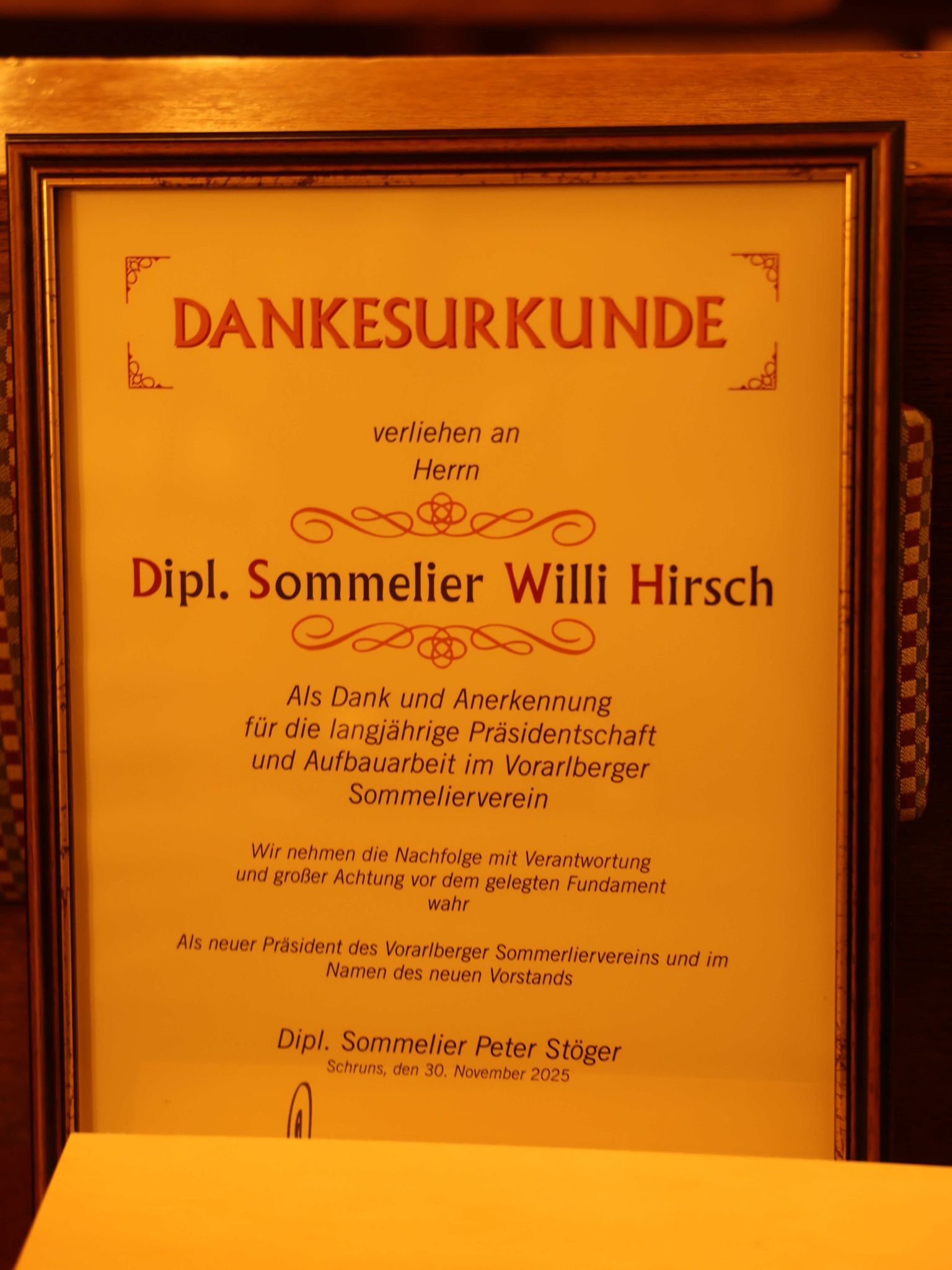 Dankesurkunde für Langzeitpräsident Willi Hirsch.