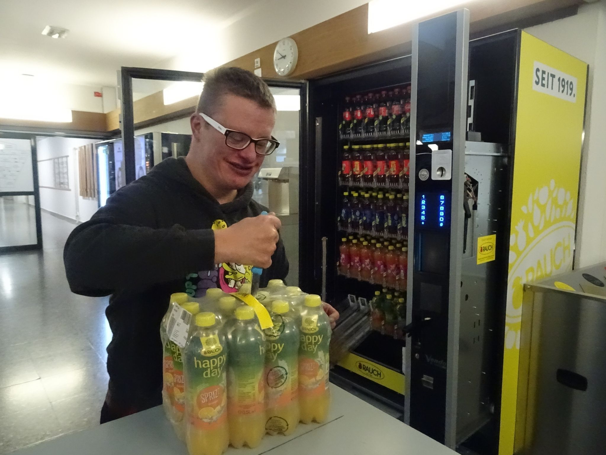 Jeden Tag hilft Thomas beim Auffüllen der Getränke und vielen anderen Tätigkeiten. 