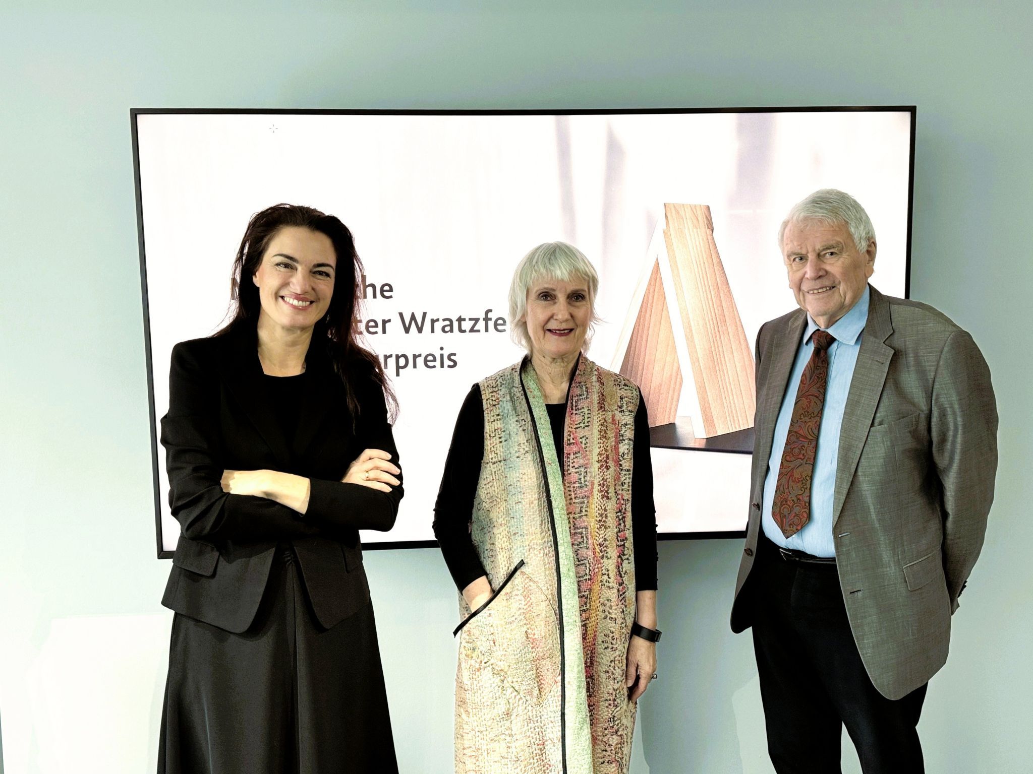 Gastgeberin und Jurymitglied Verena Jakoubek-Konrad, Preisträgerin Marina Hämmerle und Stifter Gunter Wratzfeld vor der Preisvergabe im Vorarlberger Architektur Institut (vai).