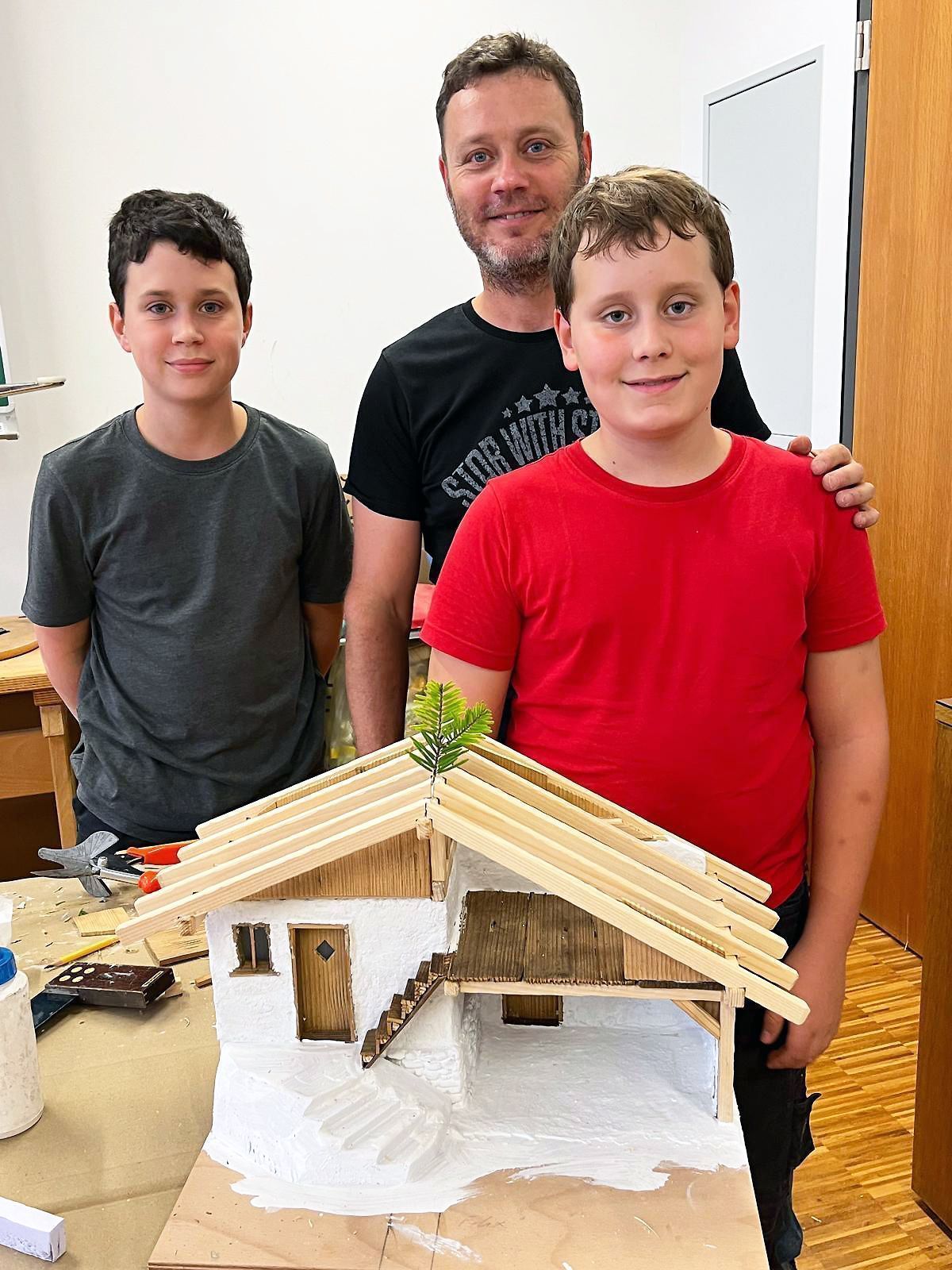 Baufortschritt: David und Felix mit Papa Jürgen freuten sich kürzlich über die 