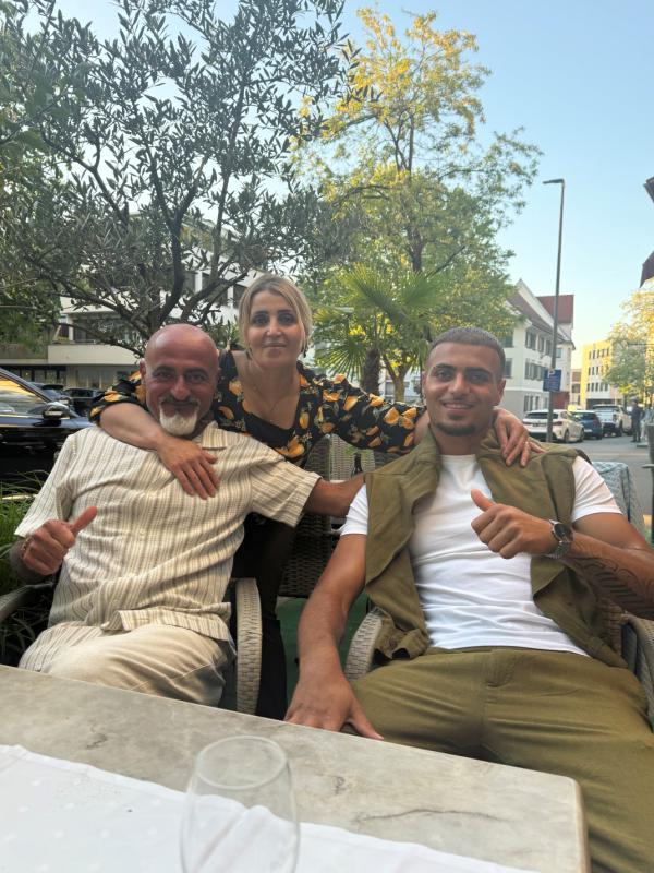 Mutter Inci und Vater Ayhan mit Torjäger Bekem Bicki freuen sich auf ein paar erholsame Tage.PRIVAT