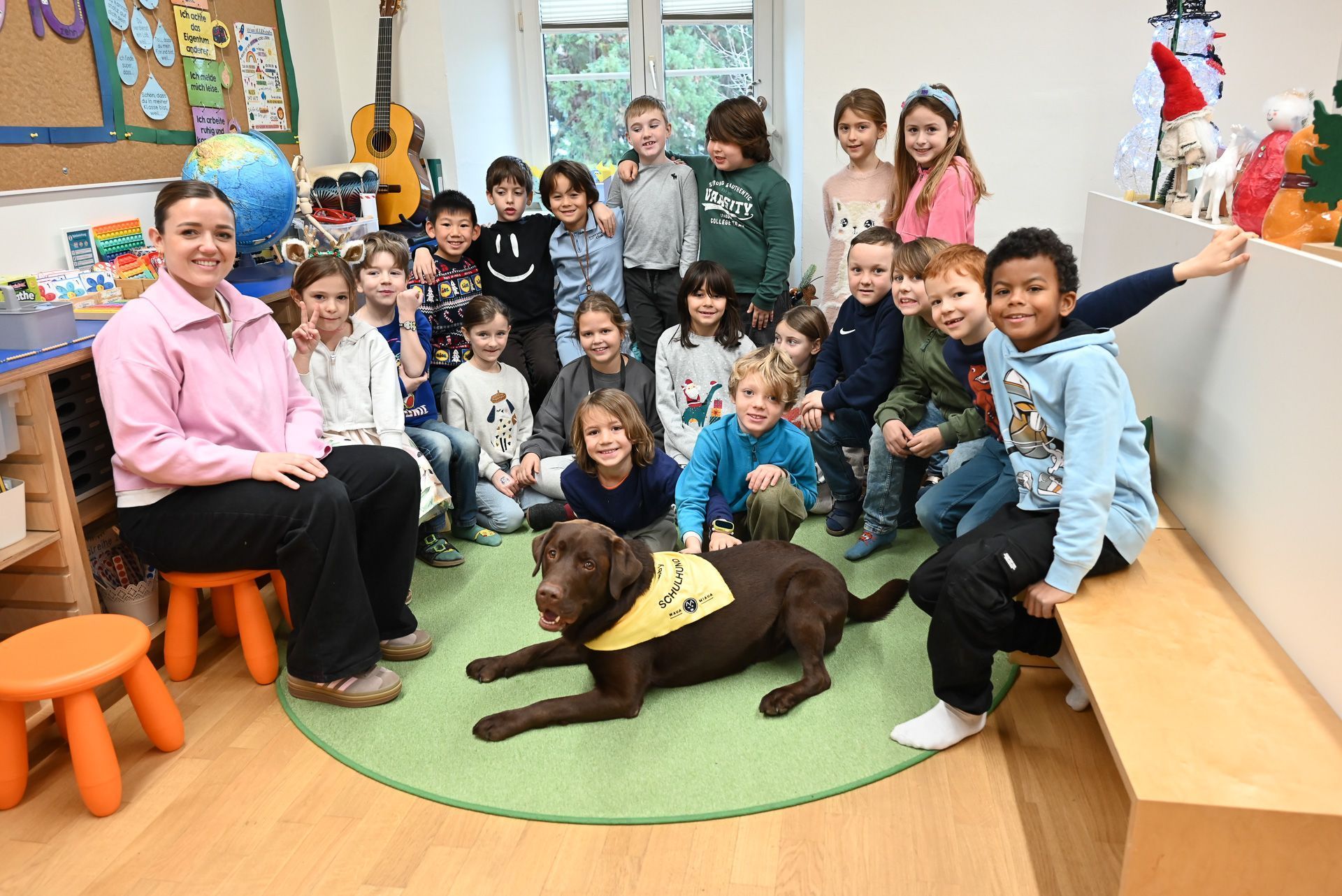 Schulhund Bobby ist in der 2a Klasse der Volksschule Mehrerau nicht mehr wegzudenken.