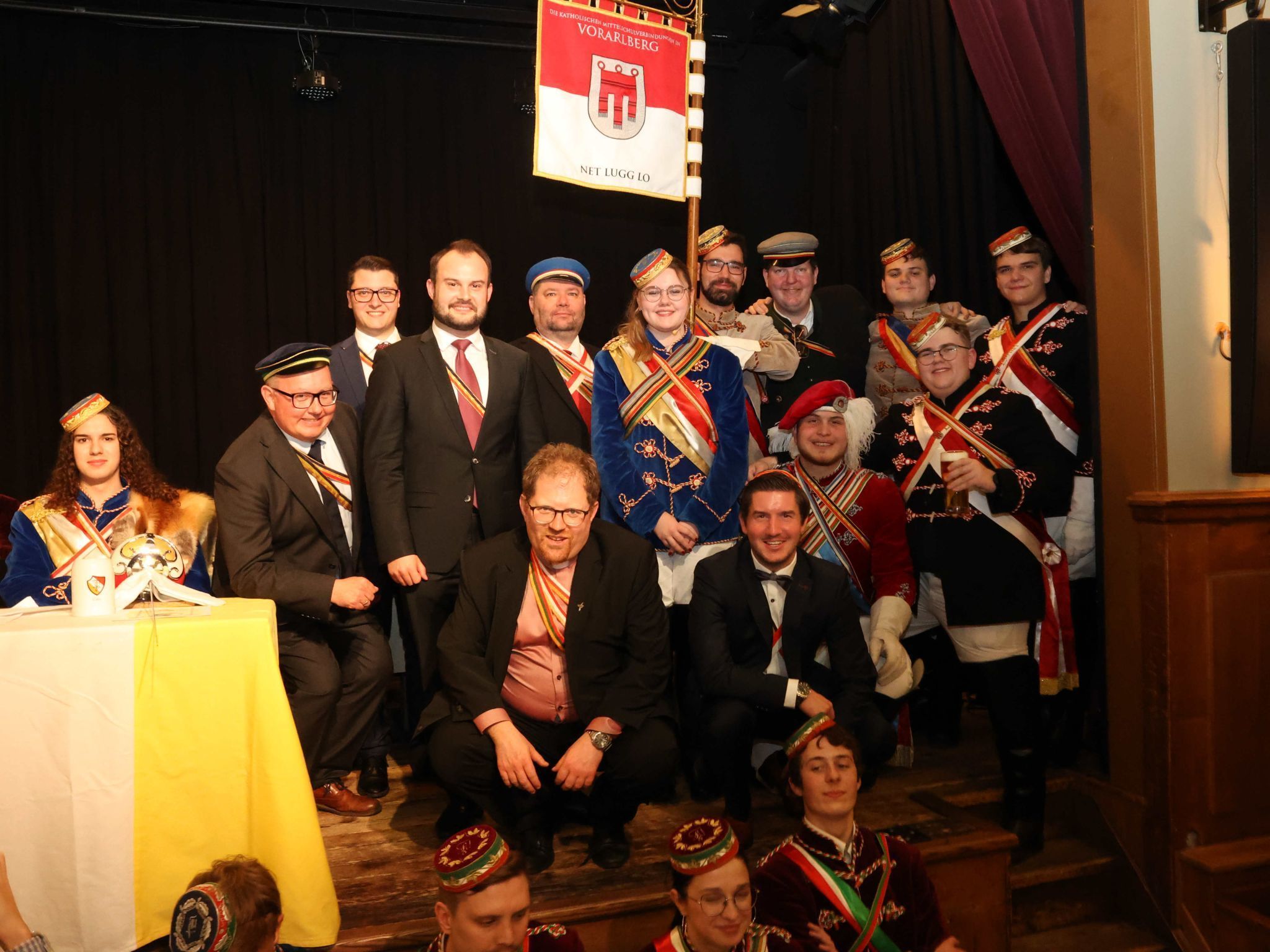 Clunier und andere Korporierte mit der Landesstandarte.