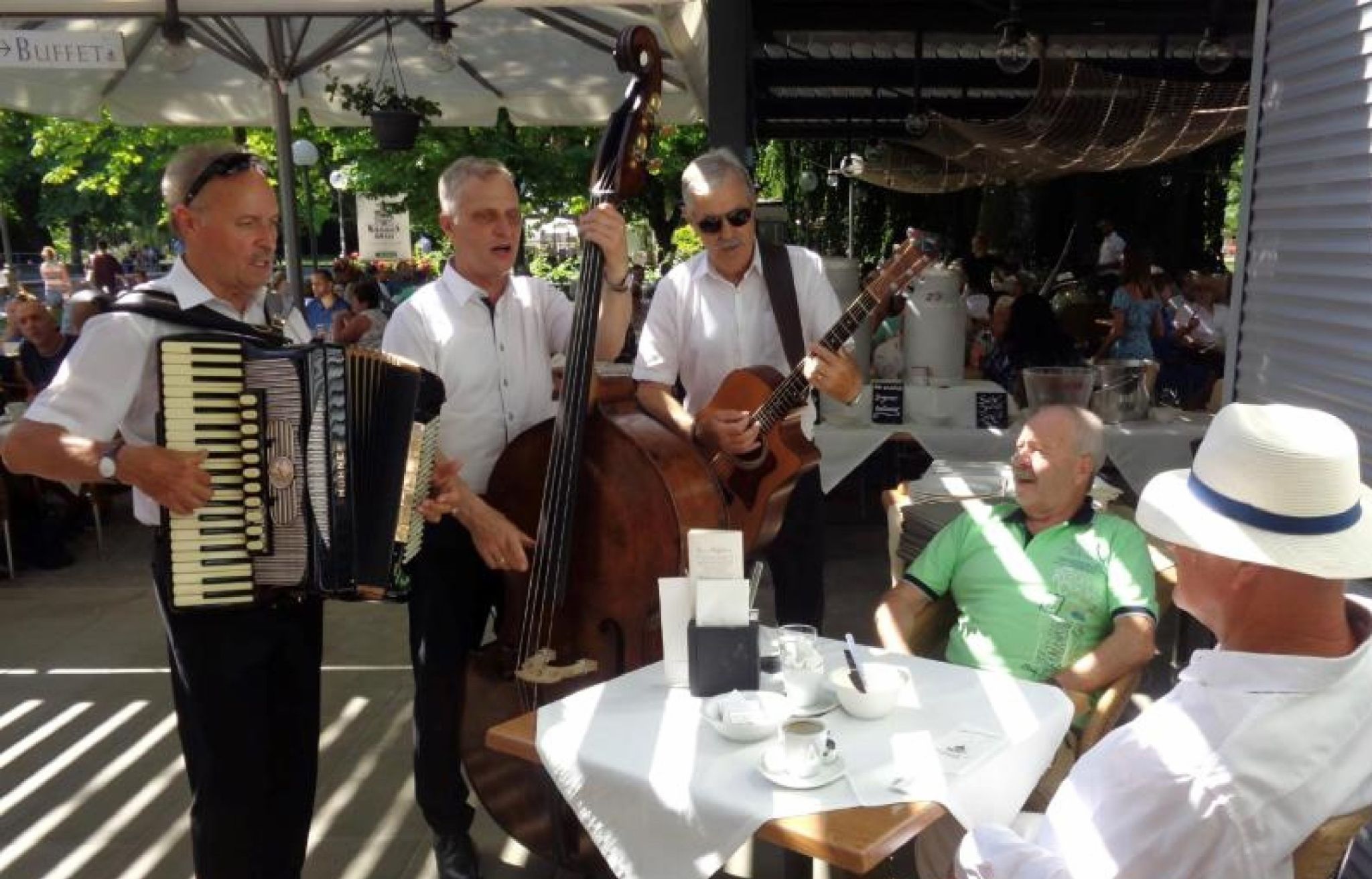 Mangold 3 – seit 50 Jahren die zweitliebste Nebenbeschäftigung von Gerhard Mangold. Unplugged, von Tisch zu Tisch ein Wunschkonzert durch alle Stilrichtungen der Musik - dafür steht das Trio.