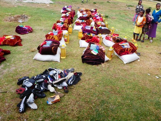 Lebensmittelverteilung an Bedürftige im Hochlanddorf Bore. HW