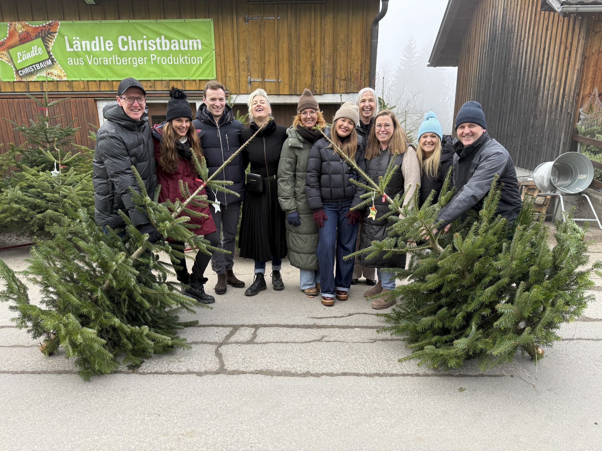 Die ikp GF Martin Dechant (l) und Bernhard Tschann luden mit ihrem erfolgreichen Team zum Christbaumschneiden