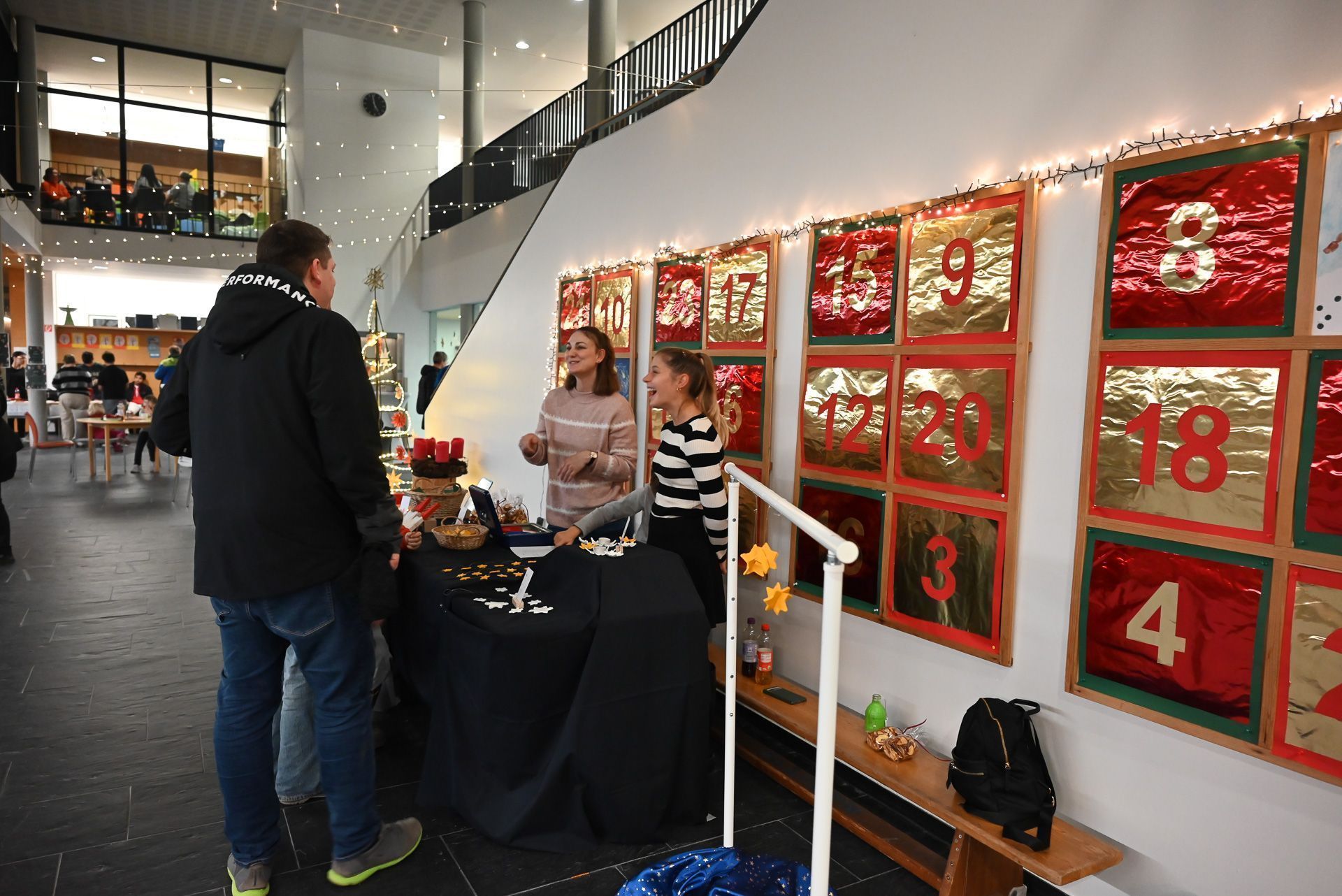 Jeden Morgen öffnen die Kinder und Lehrpersonen ein Türchen vom großen Adventskalender in der Aula.