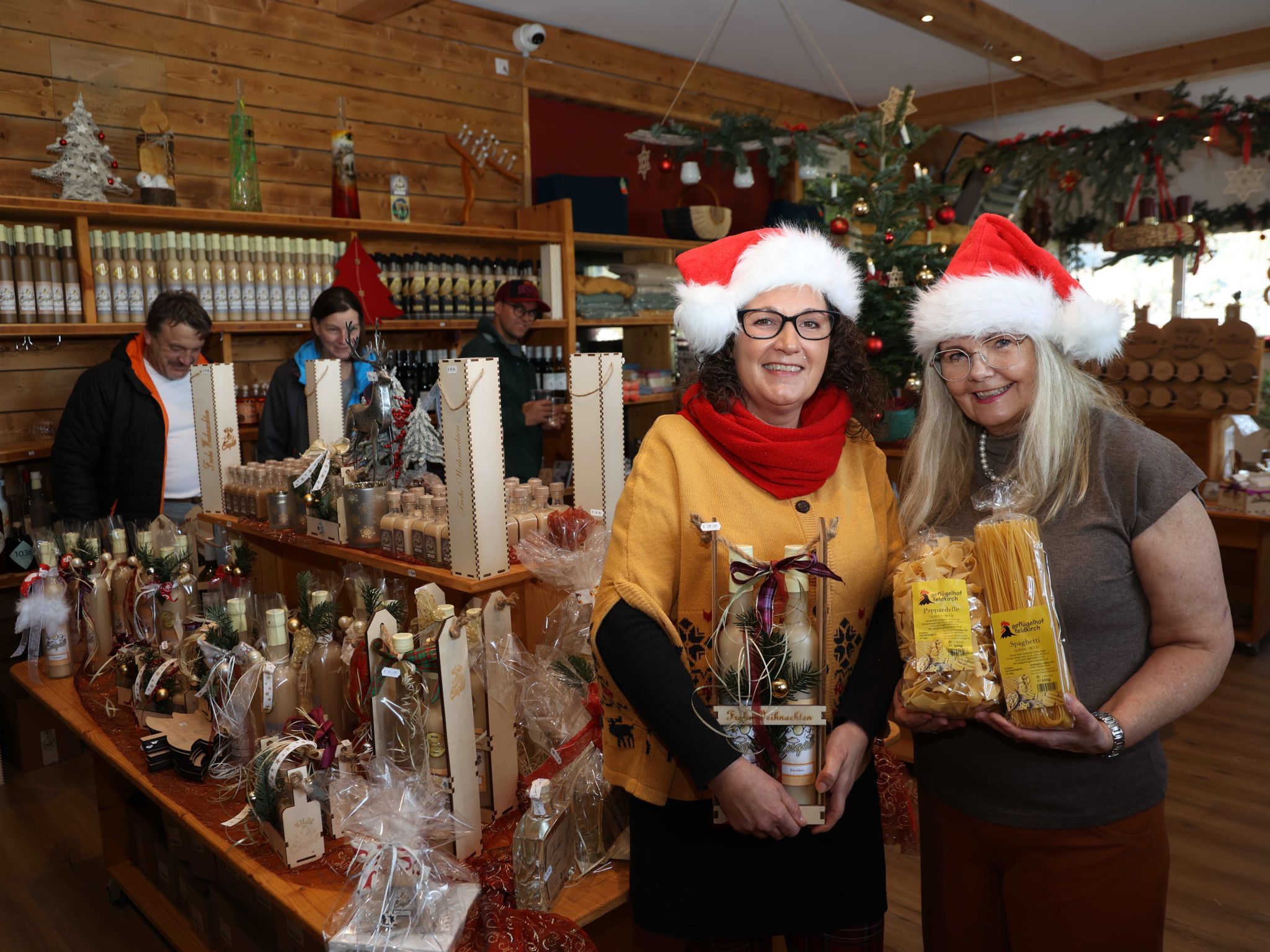 Nadja Gamper und Angelika Bell mit einigen der vielen Produkte im Hofladen.