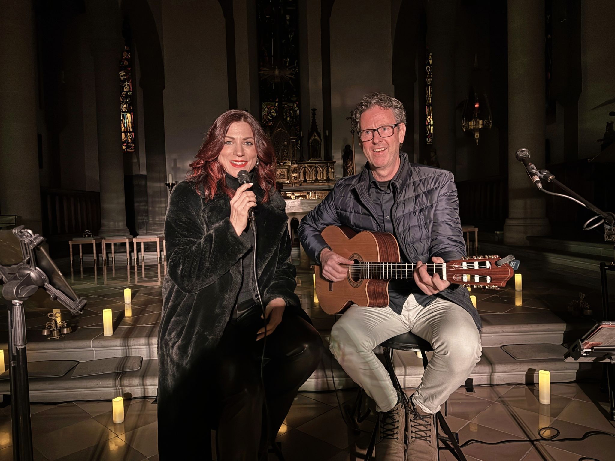 Sängerin Nina Fleisch und Gitarrist Ekkehard Breuss beim Winterkonzert im Dom St. Nikolaus in Feldkirch.