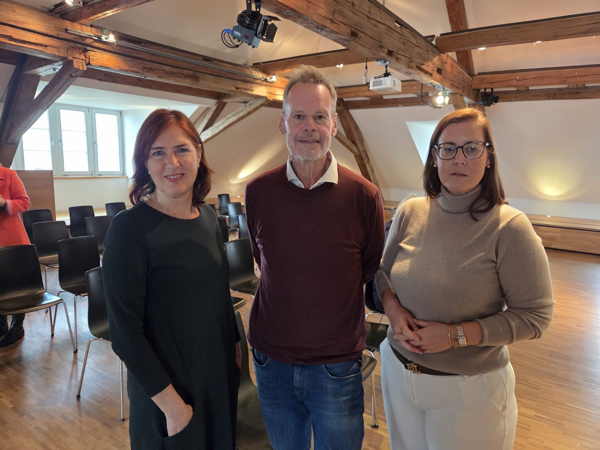 Referent Thomas Schiretz mit Elisabeth Tschann (l.) und Verena Burtscher von der Villa Falkenhorst (Foto OS)
