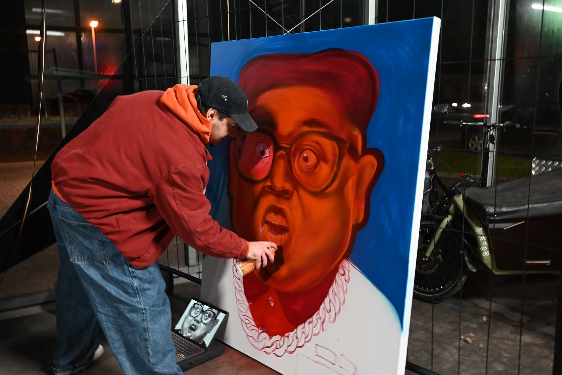 Graffiti-Künstler Domingo unterstützt das Engagement der jungen Szene. 