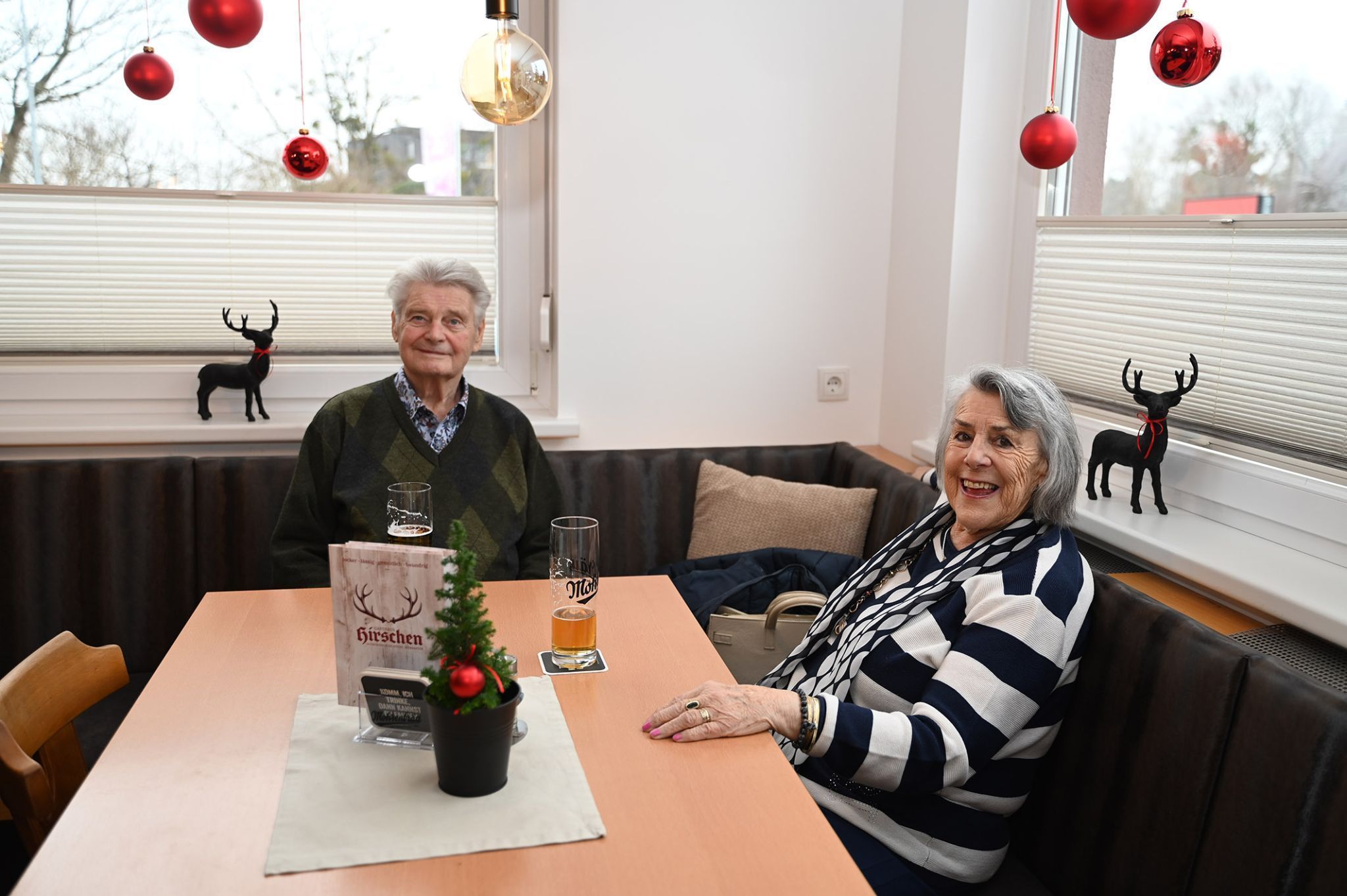 Probesitzen im gemütlich sanierten Gastraum.
