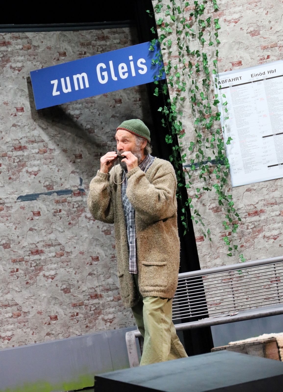 Reinhold, Landstreicher (Erhard Ploss) ist immer wieder musikalisch