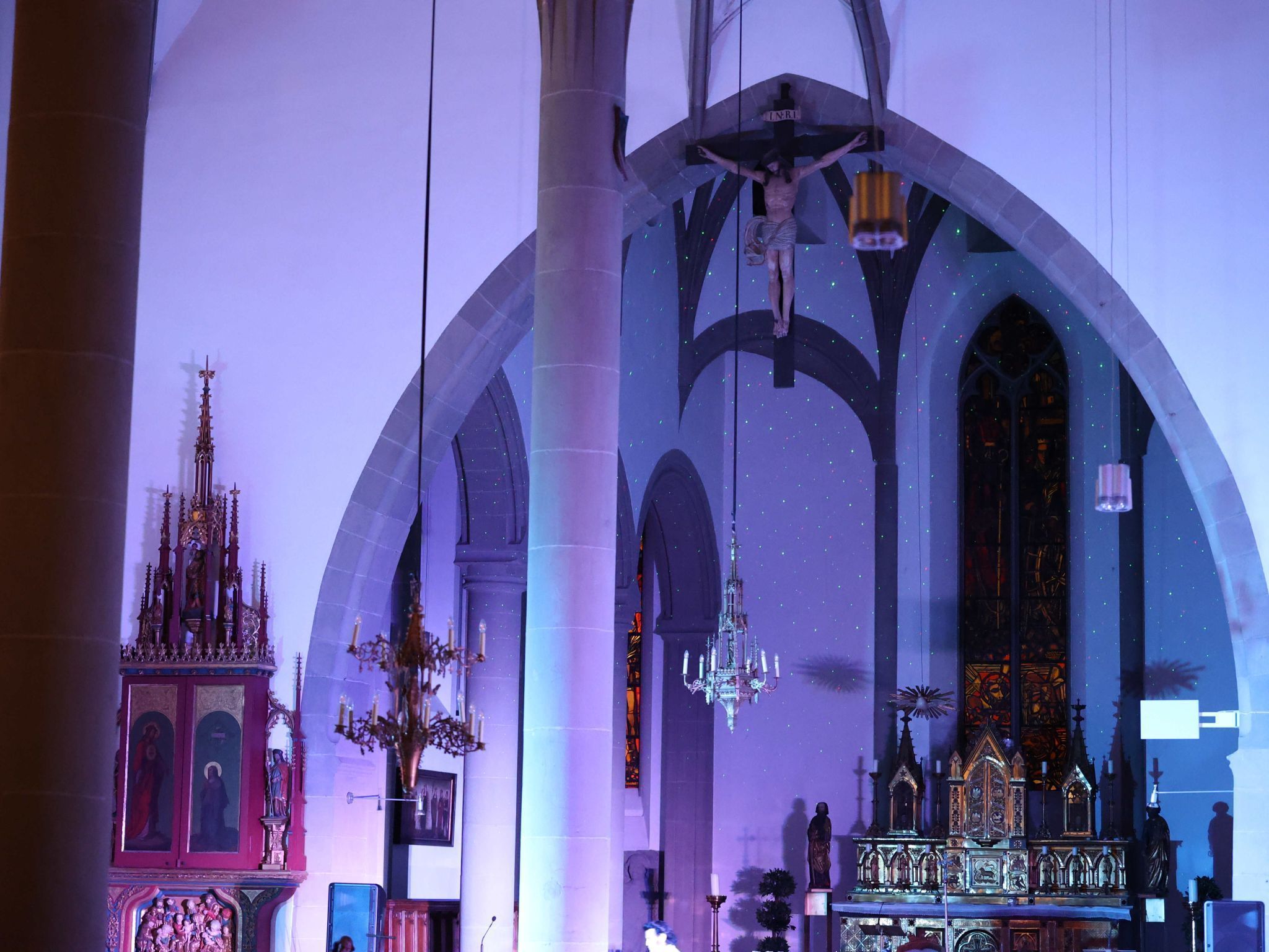 Außergewöhnliche Beleuchtung der Apsis.