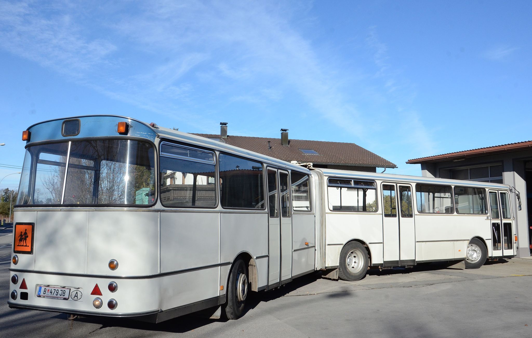 Der alte Gelenkbus wird nun pensioniert. Ihm zu Ehren gibt es ein Abschiedsfest auf dem Campingplatz Weiss. HRJ