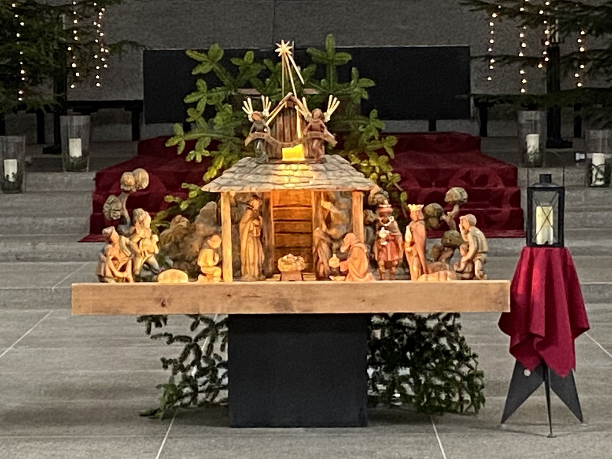 Dorhin sind wir unterwegs im Advent: Das Weihnachtsgeschehen, wie es die Krippe in der Klosterkirche der Zisterzienserabtei Wettingen-Mehrerau darstellt.