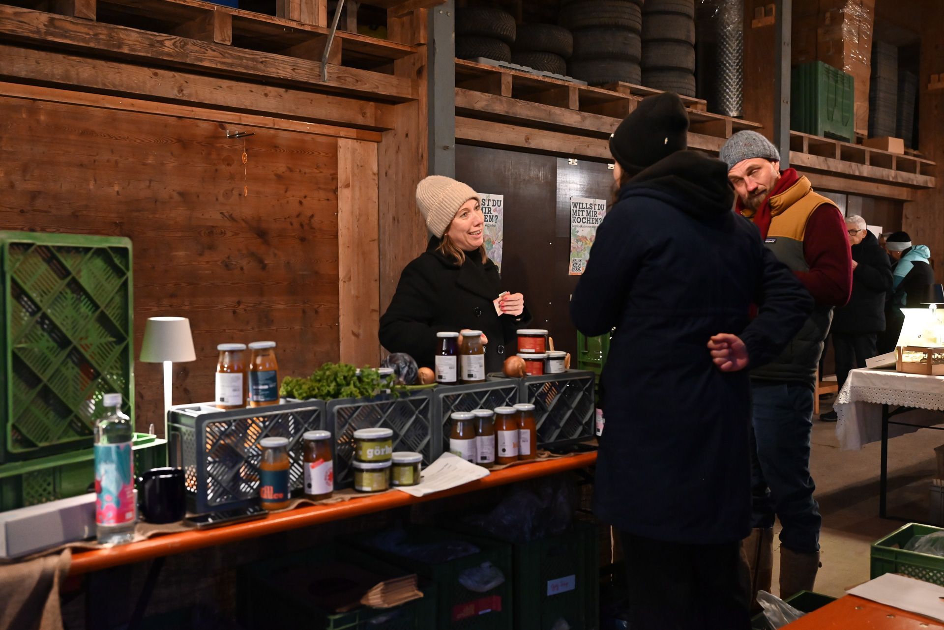 Entlang des Stalles waren die Stände aufgebaut.