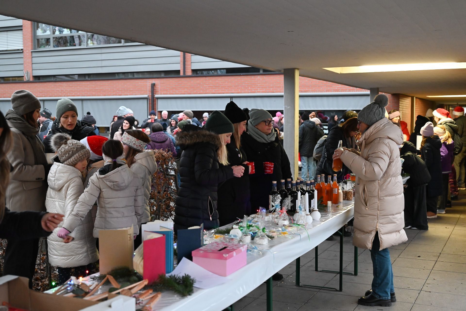 Der Andrang auf den Weihnachtsmarkt war groß.